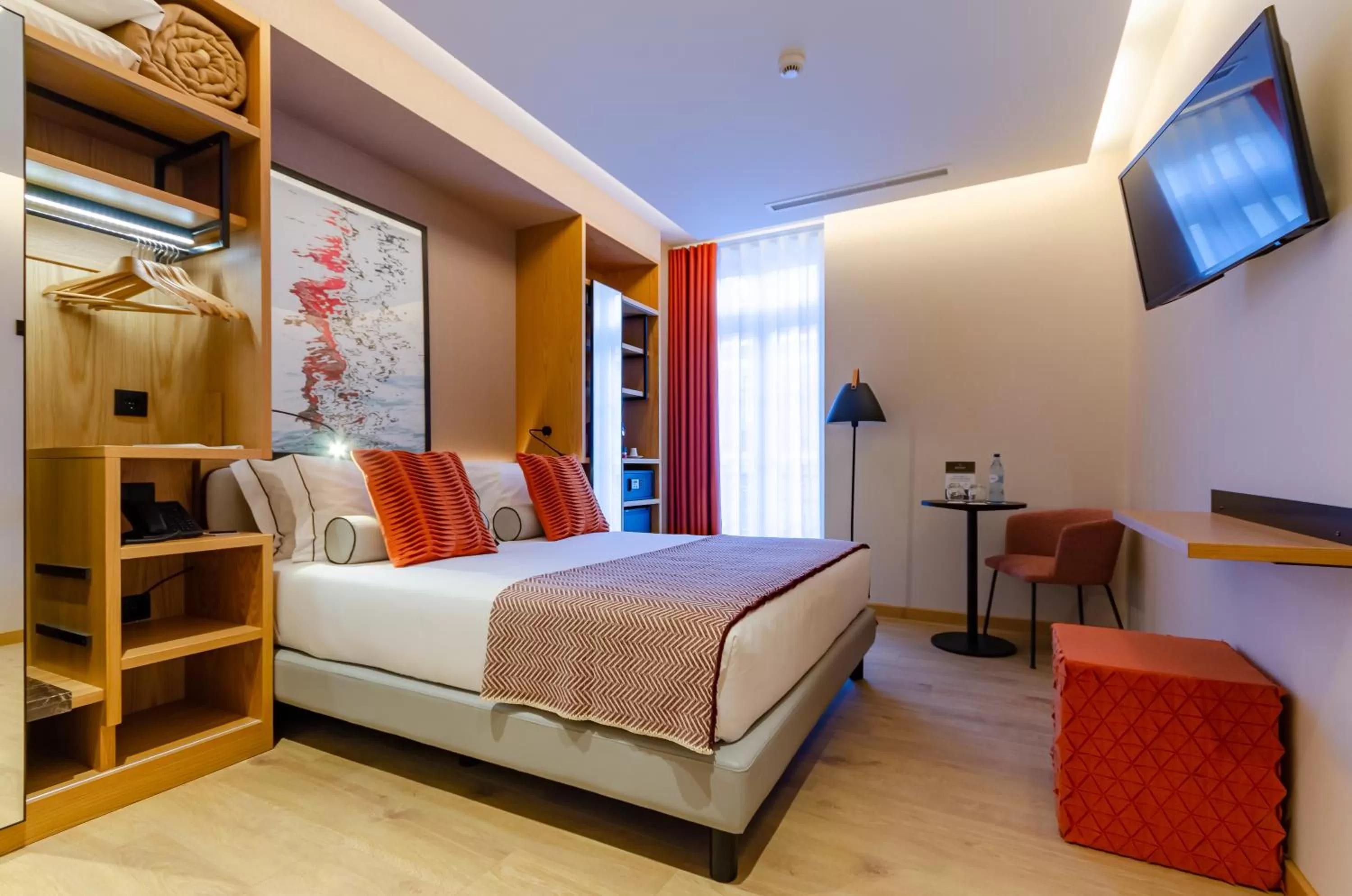 Photo of the whole room, Bed in Rossio Plaza Hotel