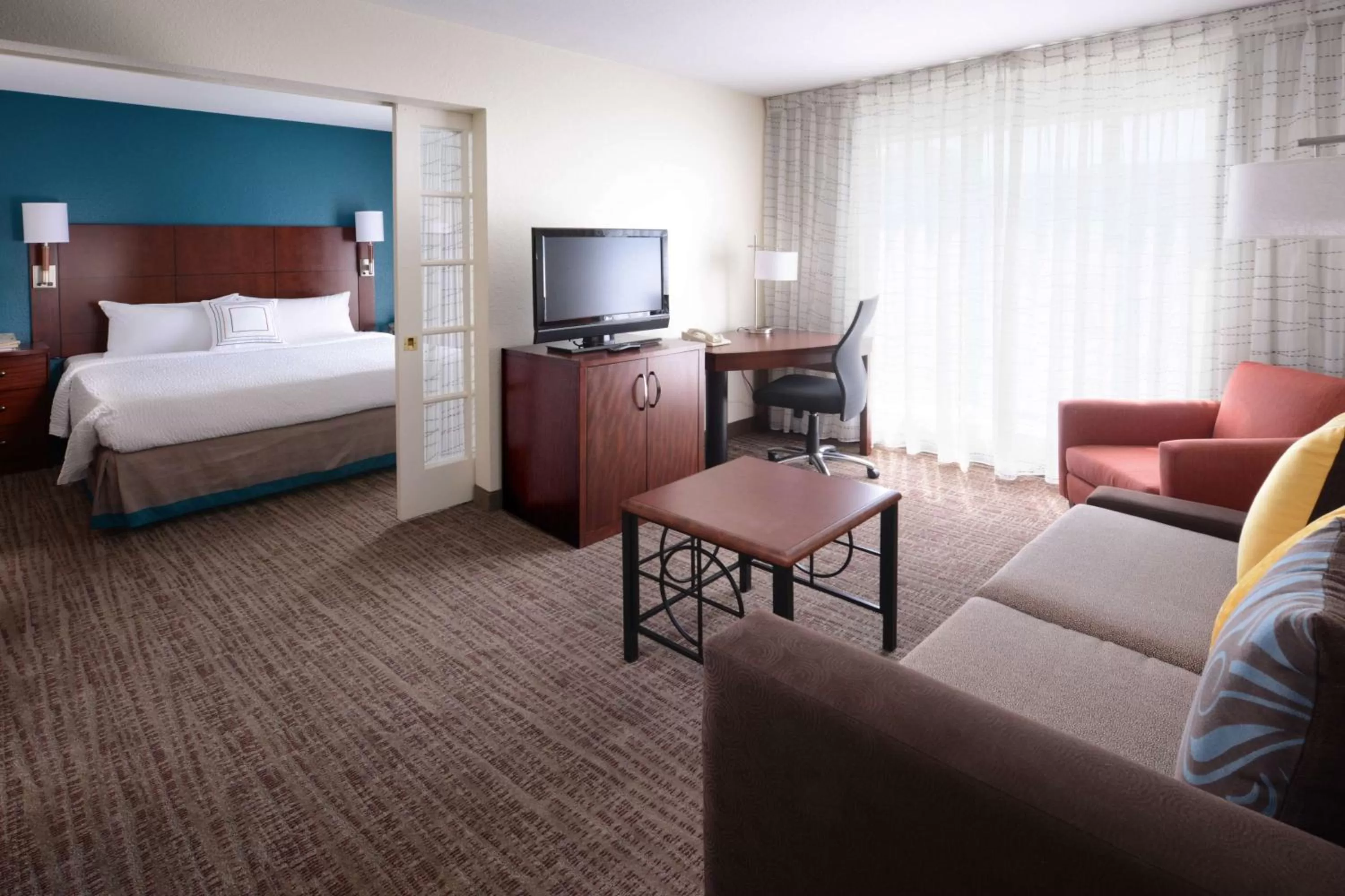 Photo of the whole room, Bed in Sonesta ES Suites Dallas Medical Market Center