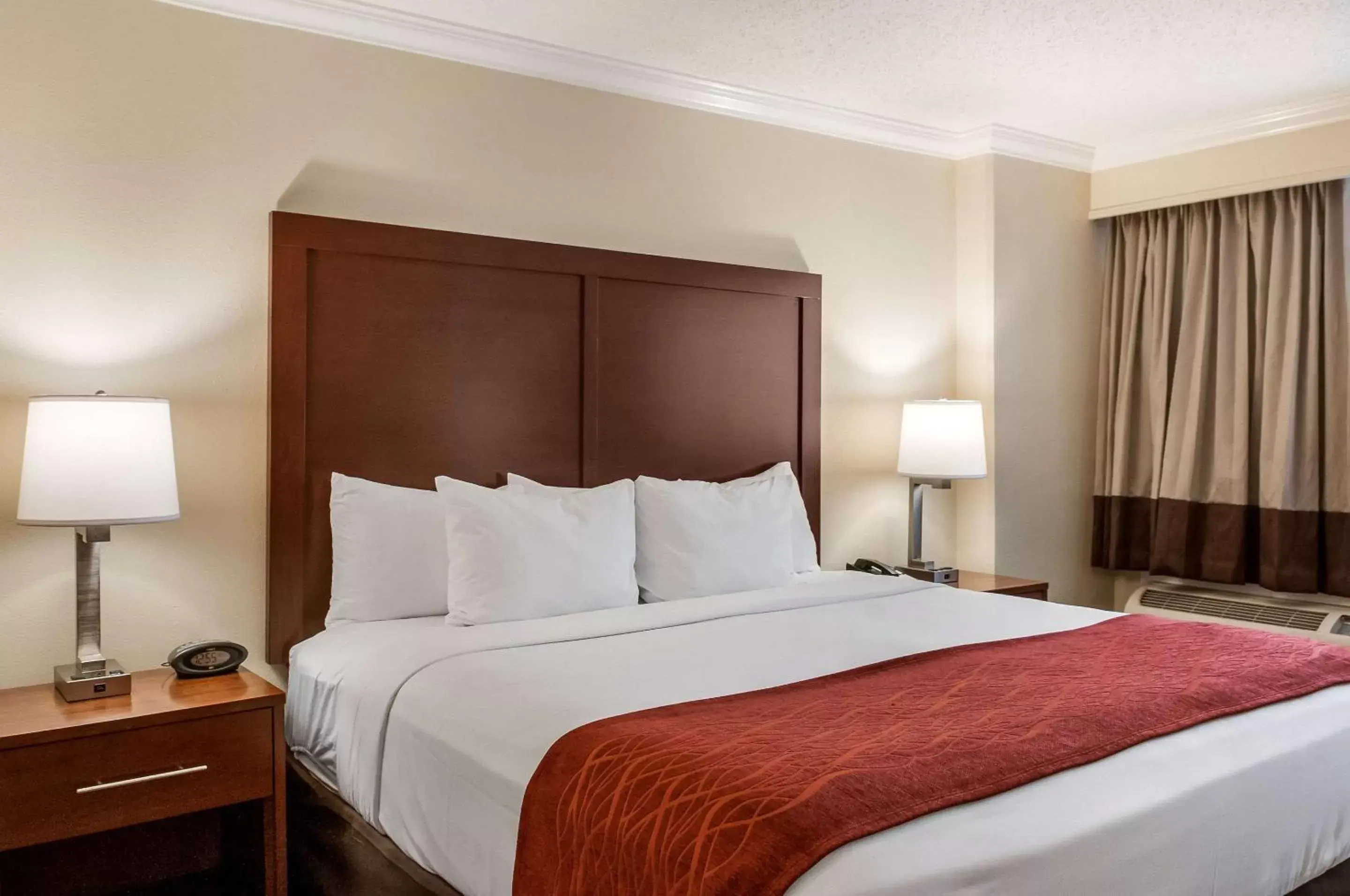 Photo of the whole room, Bed in Comfort Inn & Suites At Copeland Tower
