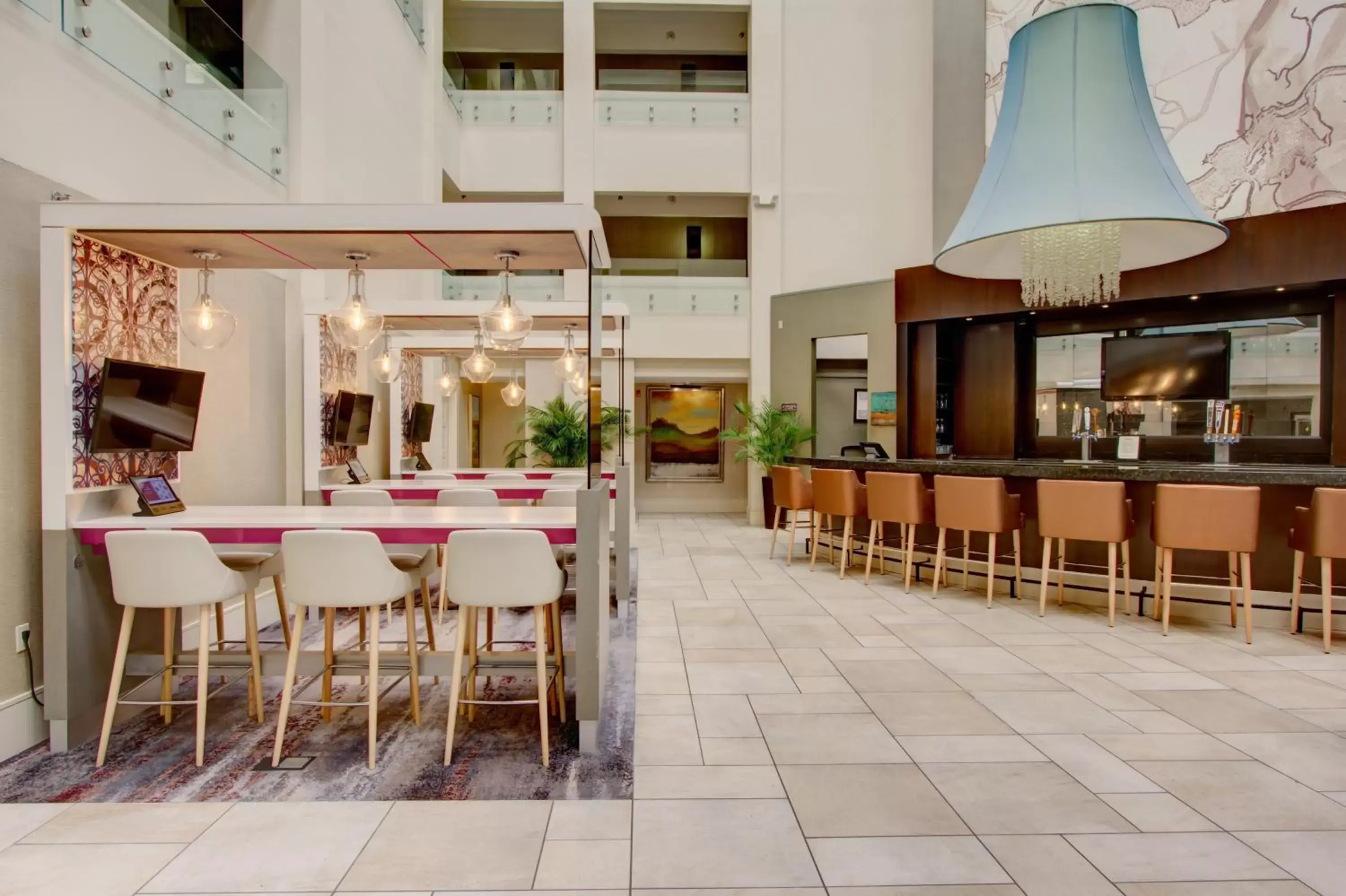 Lounge or bar in Crowne Plaza Charleston, an IHG Hotel