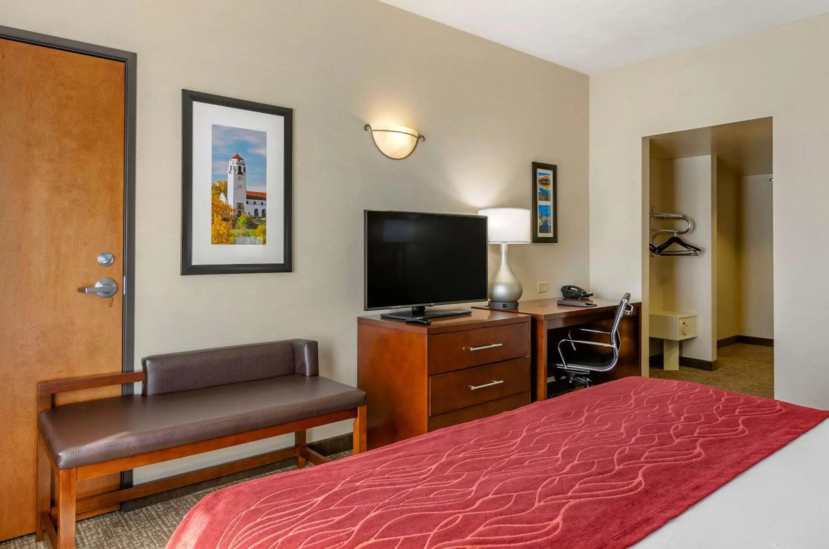 Photo of the whole room, TV/Entertainment Center in Comfort Inn & Suites Jerome - Twin Falls