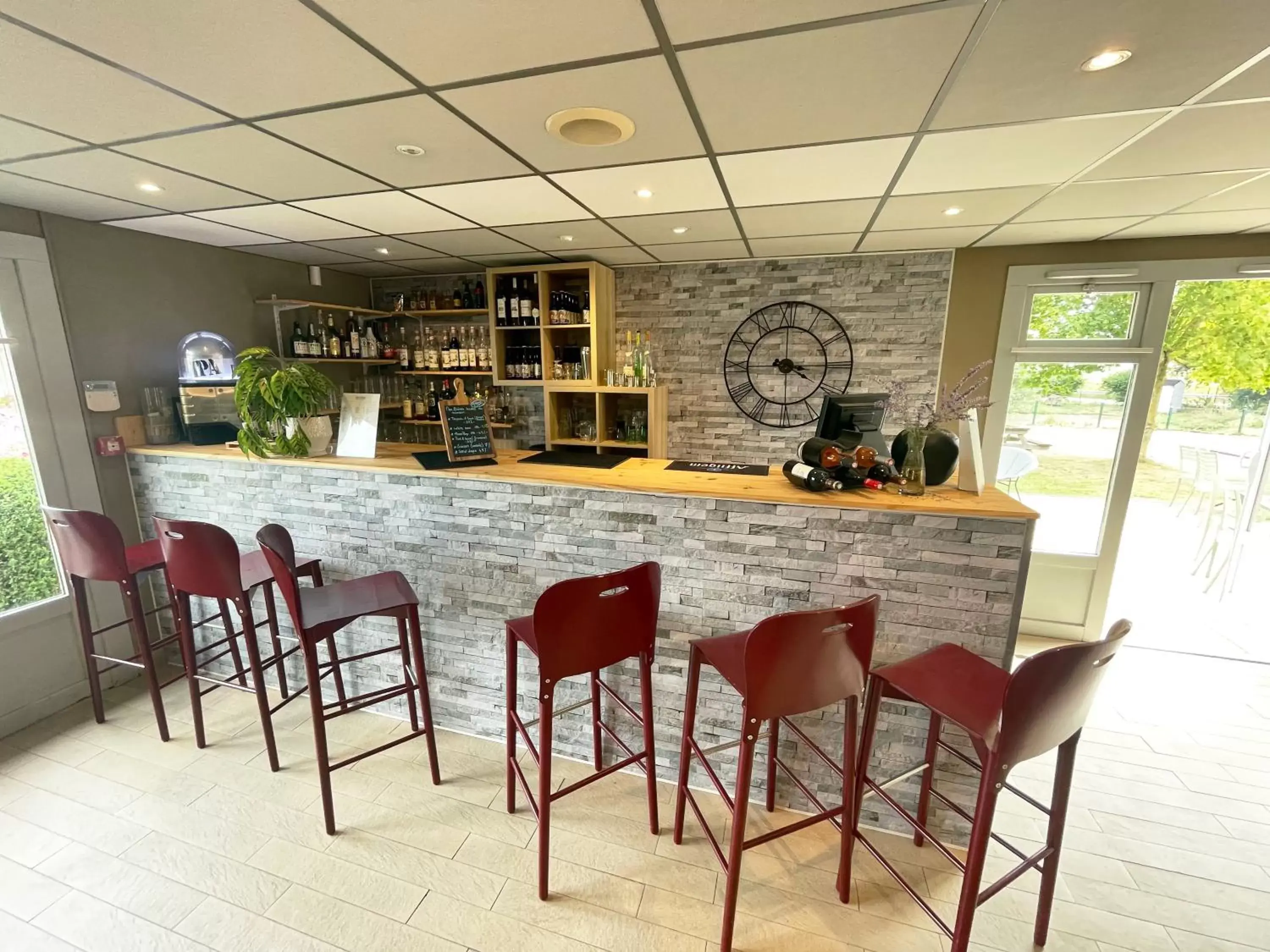 Property building, Lounge/Bar in Campanile Roissy - Saint Witz