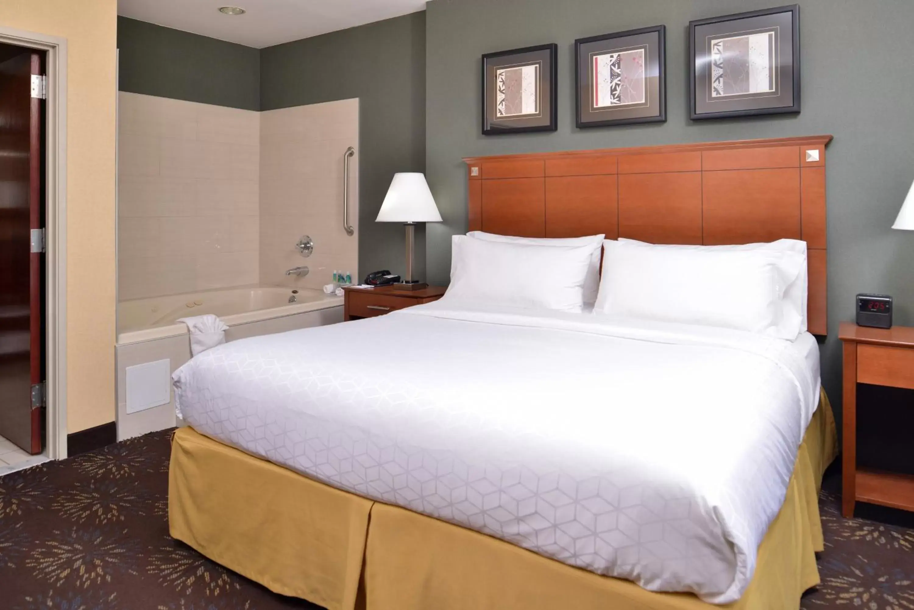 Photo of the whole room, Bed in Holiday Inn Express Hotel & Suites West Chester, an IHG Hotel
