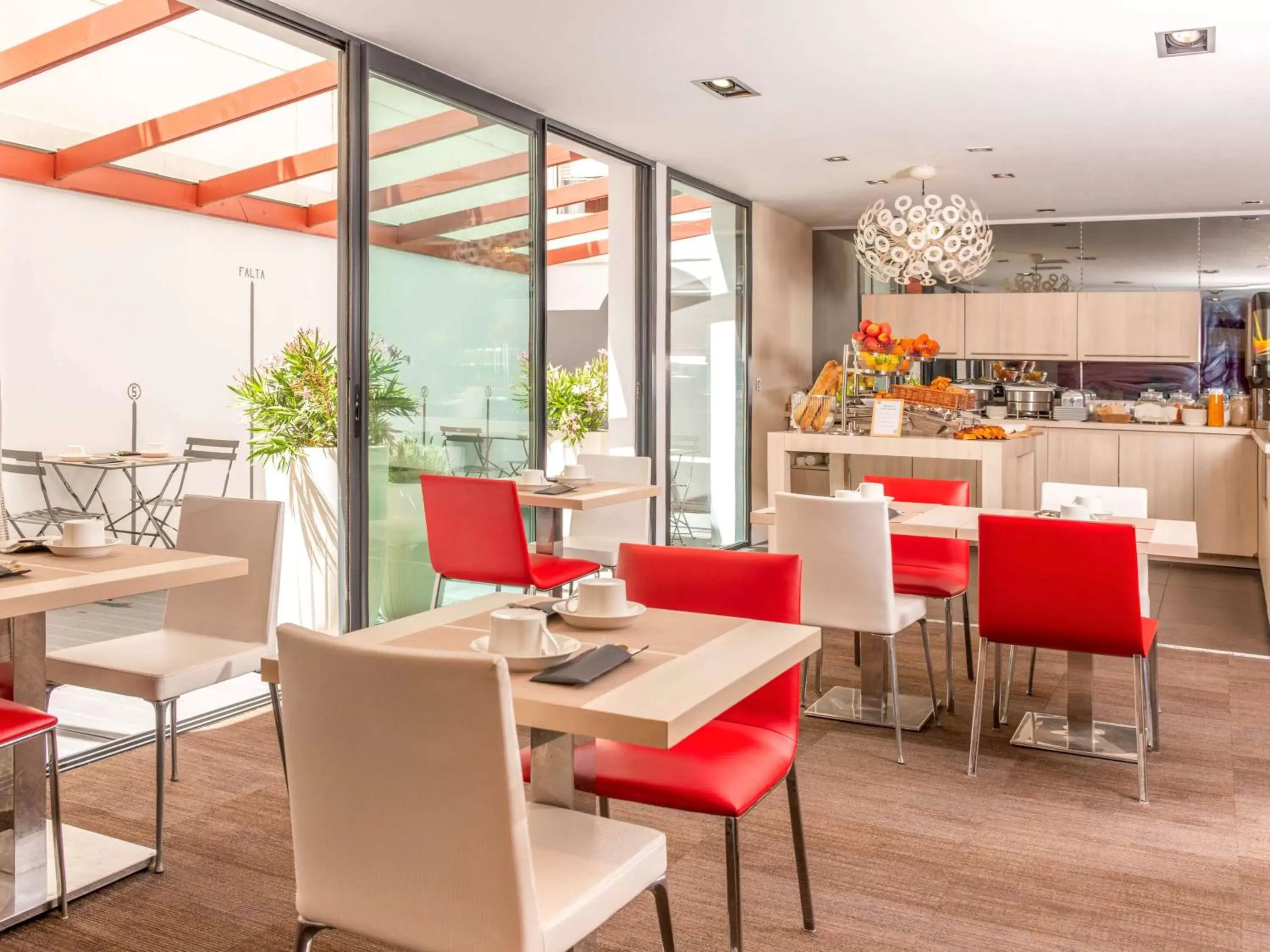 Restaurant/Places to Eat in Mercure Président Biarritz Plage