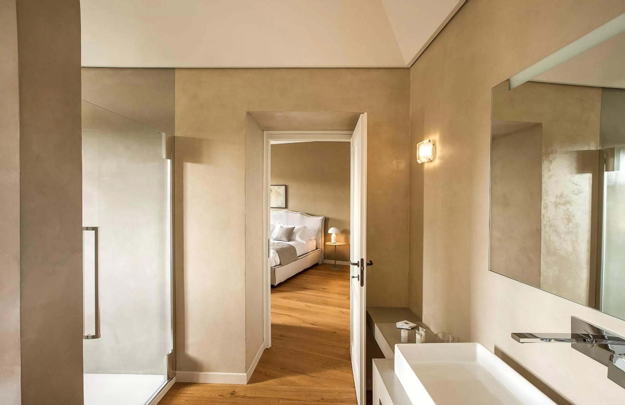Bathroom, Bed in Relais Villa del Borgo