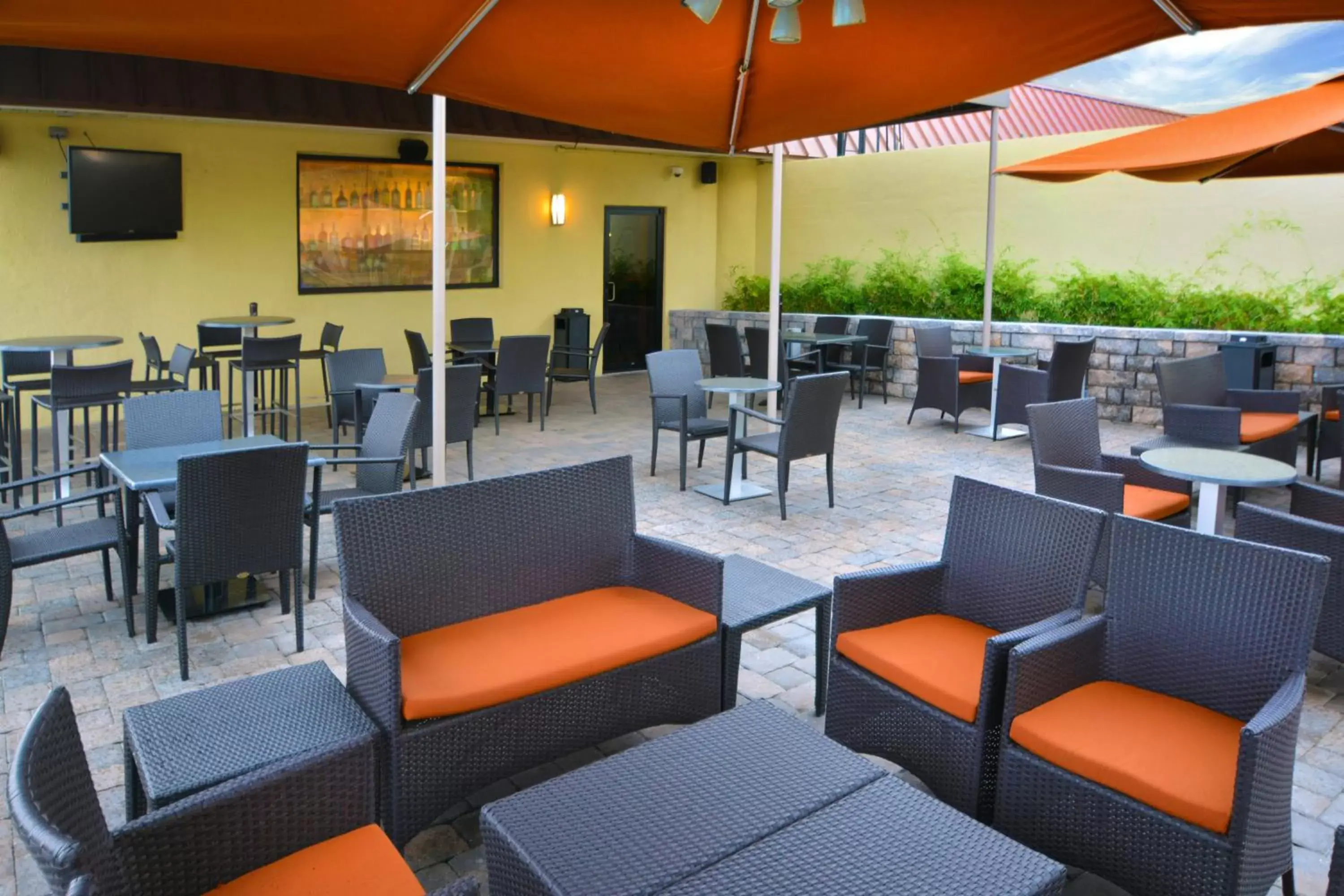 Patio, Restaurant/Places to Eat in Rosen Inn Closest to Universal