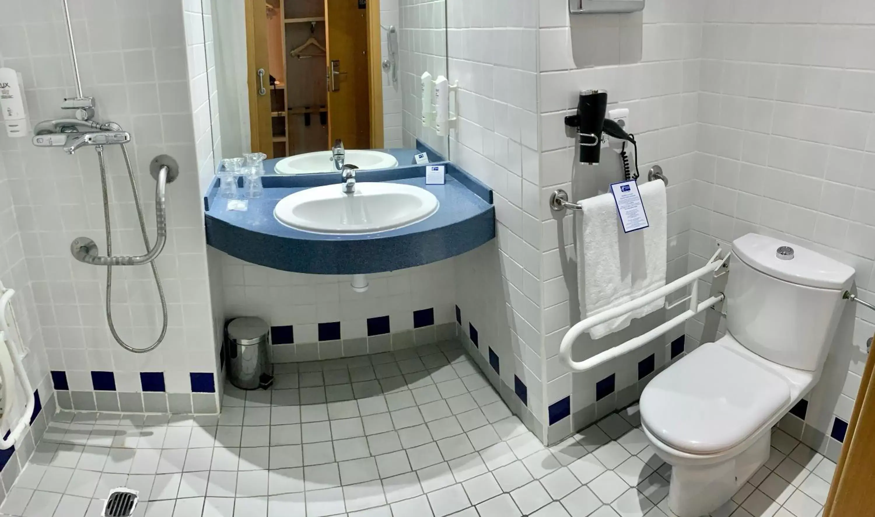 Photo of the whole room, Bathroom in Holiday Inn Express Ciudad de las Ciencias, an IHG Hotel