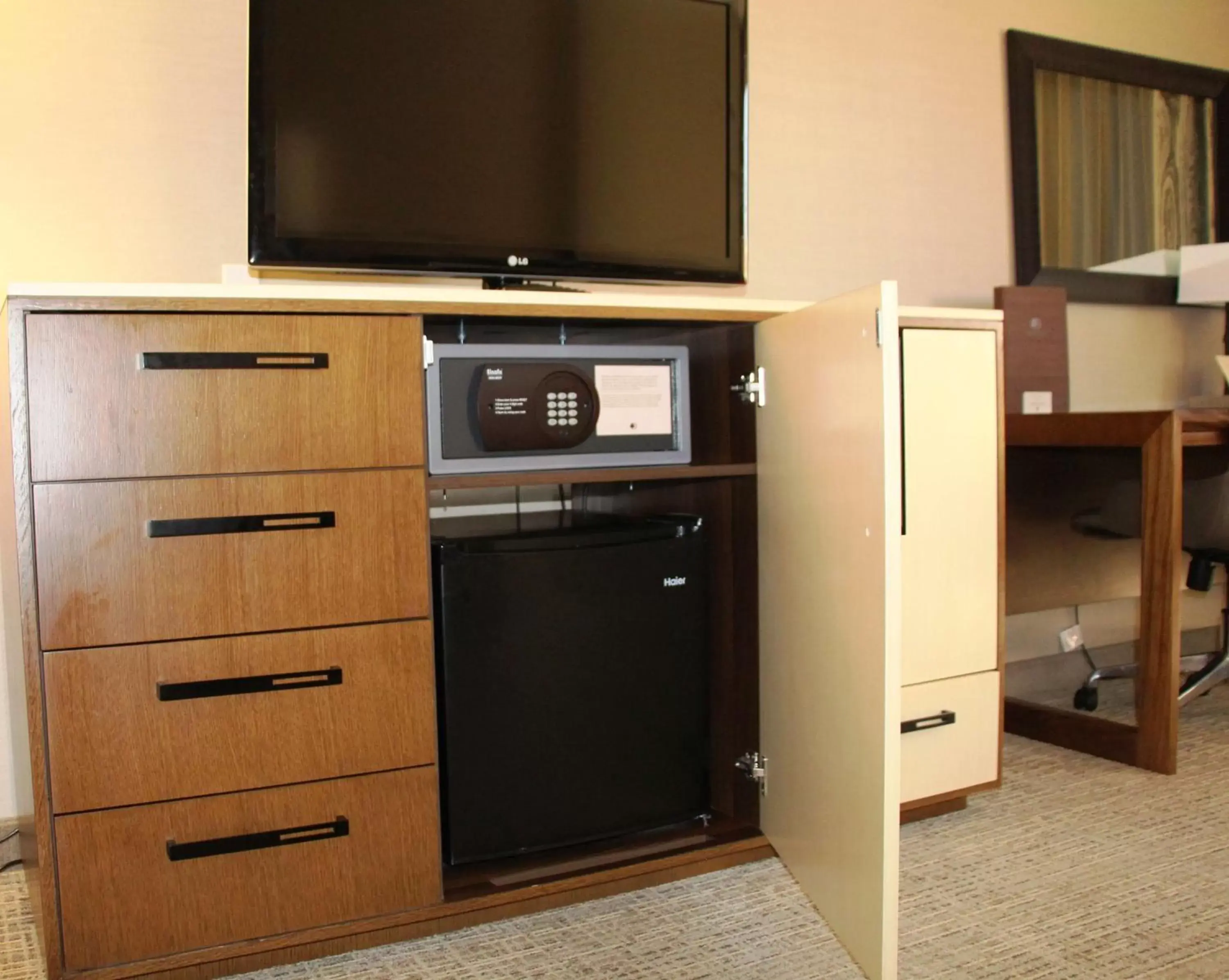 Bedroom, TV/Entertainment Center in DoubleTree by Hilton Fresno Convention Center