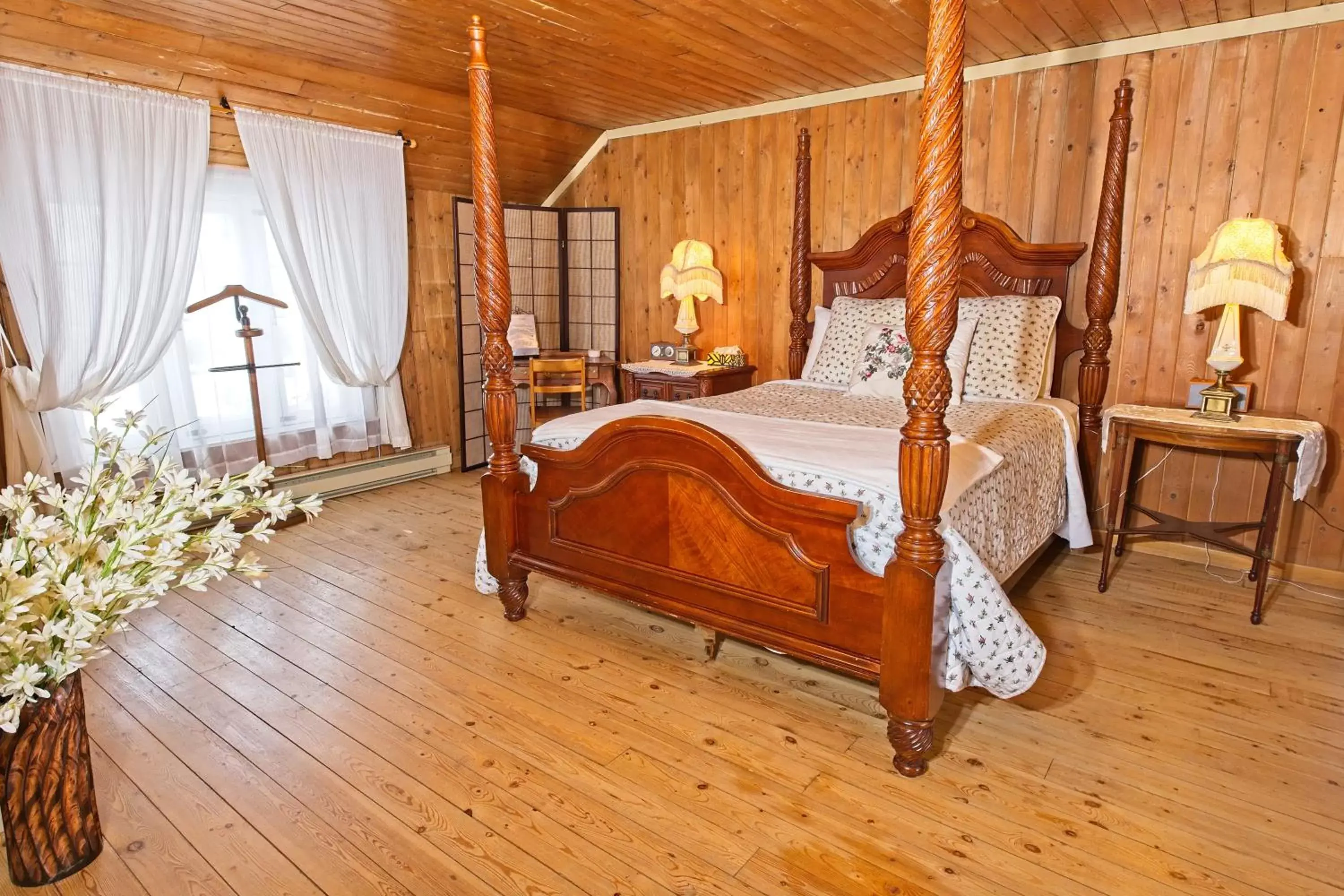 Photo of the whole room, Bed in Auberge sur la Côte