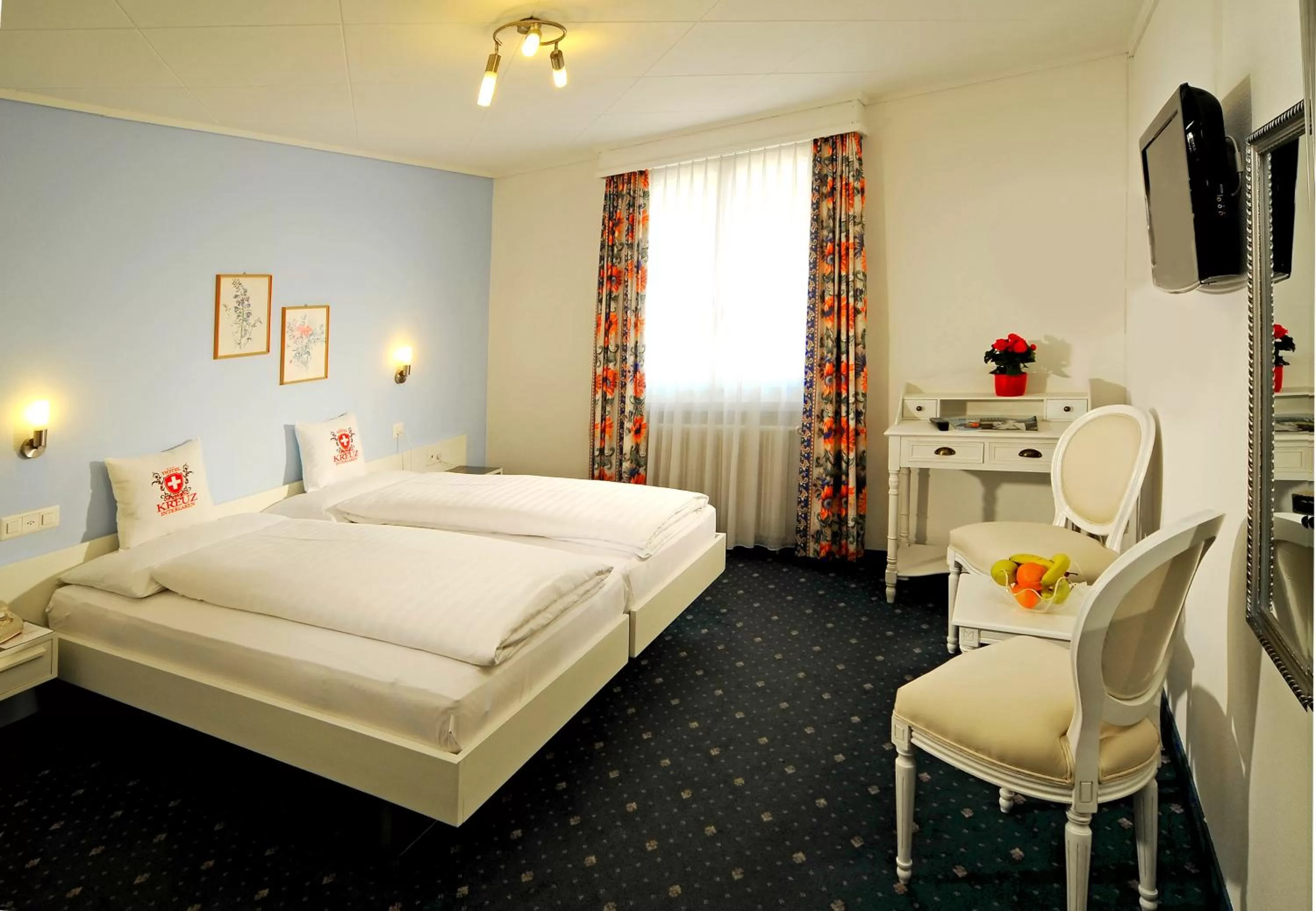 Photo of the whole room, Bed in Hotel Weisses Kreuz