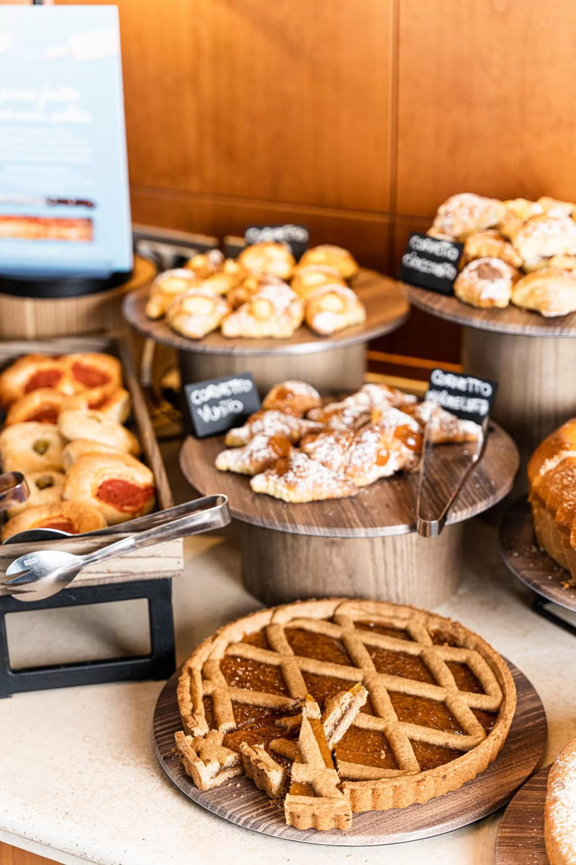 Restaurant/places to eat in Novotel Roma Est