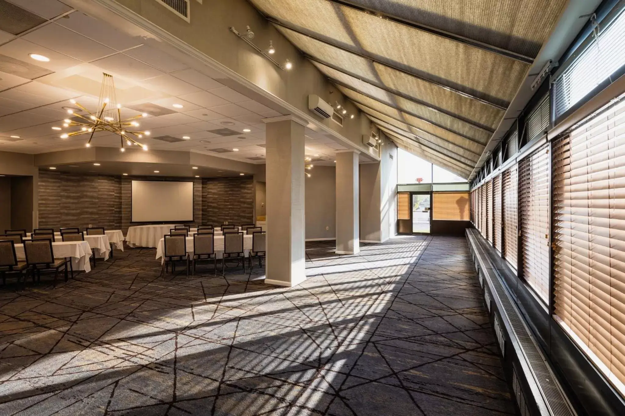 Meeting/conference room in Crowne Plaza Edison, an IHG Hotel