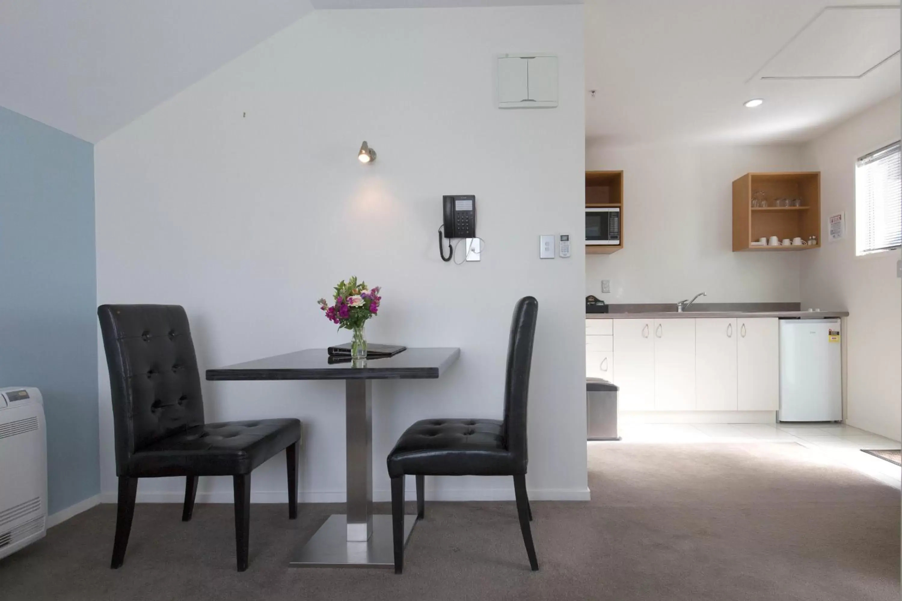 Kitchen or kitchenette, Dining Area in Riccarton Motor Lodge