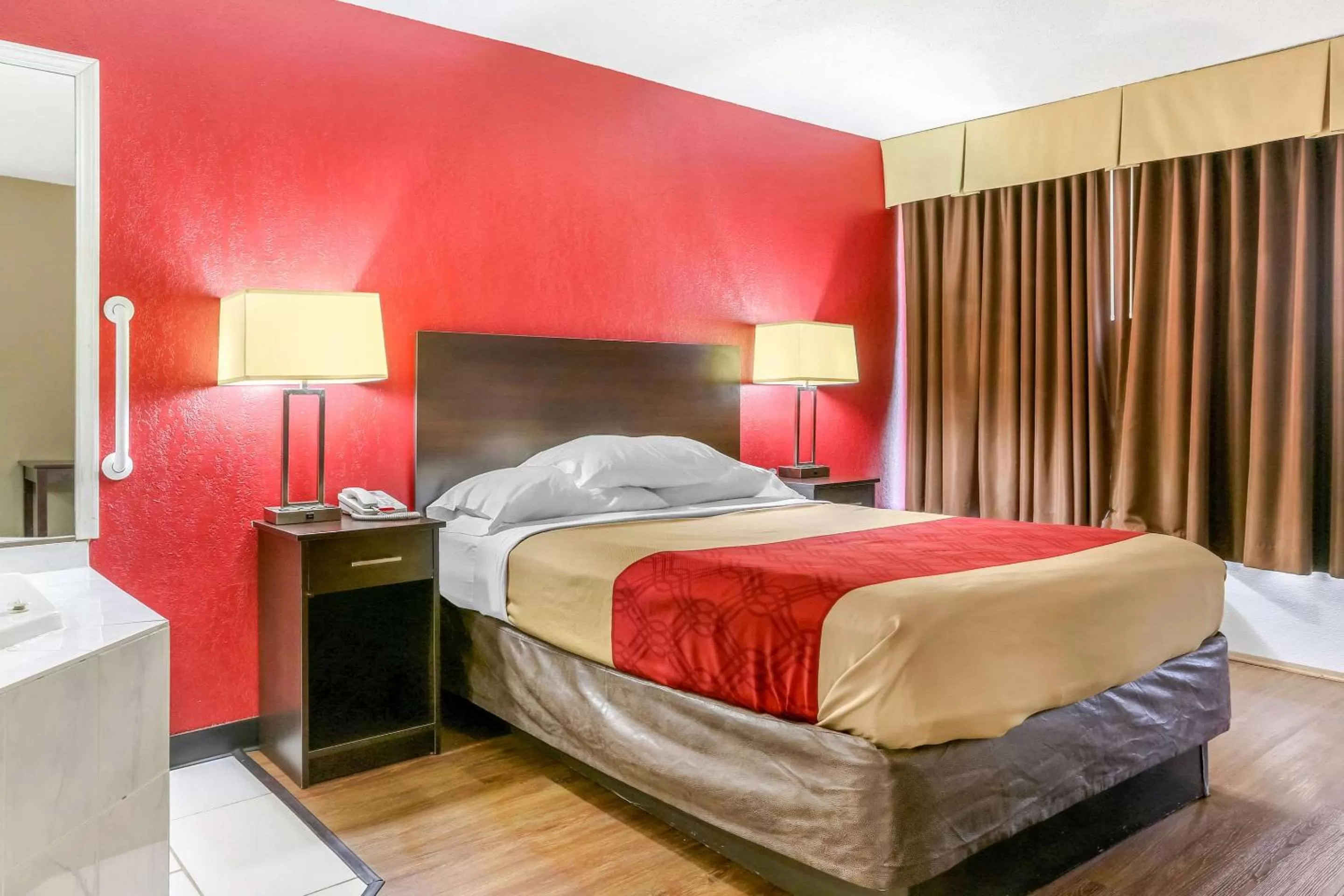 Photo of the whole room, Bed in Econo Lodge