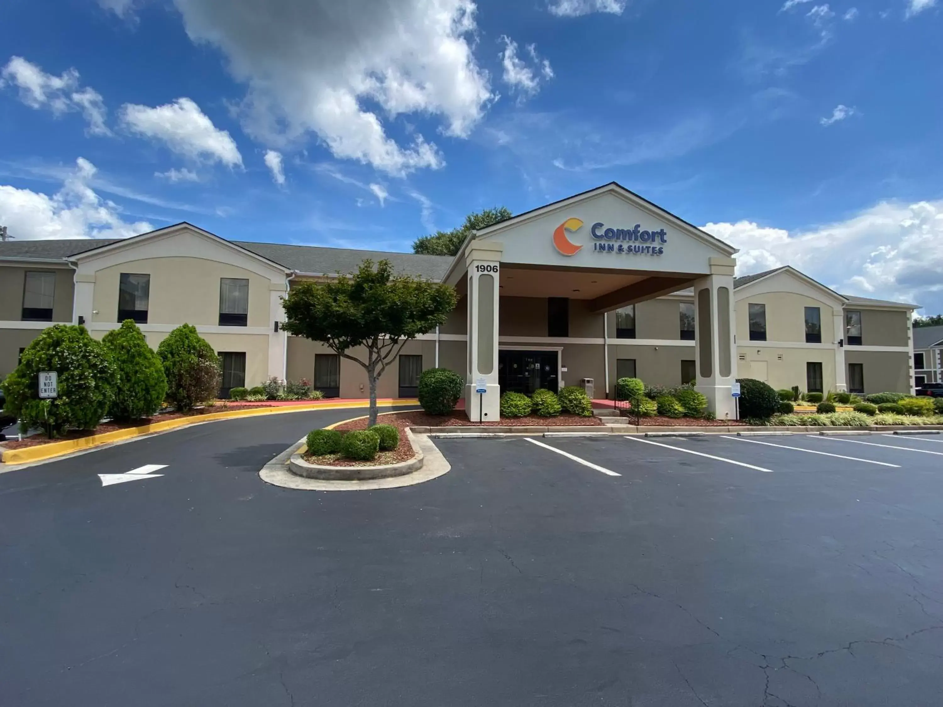 Property Building in Comfort Inn & Suites