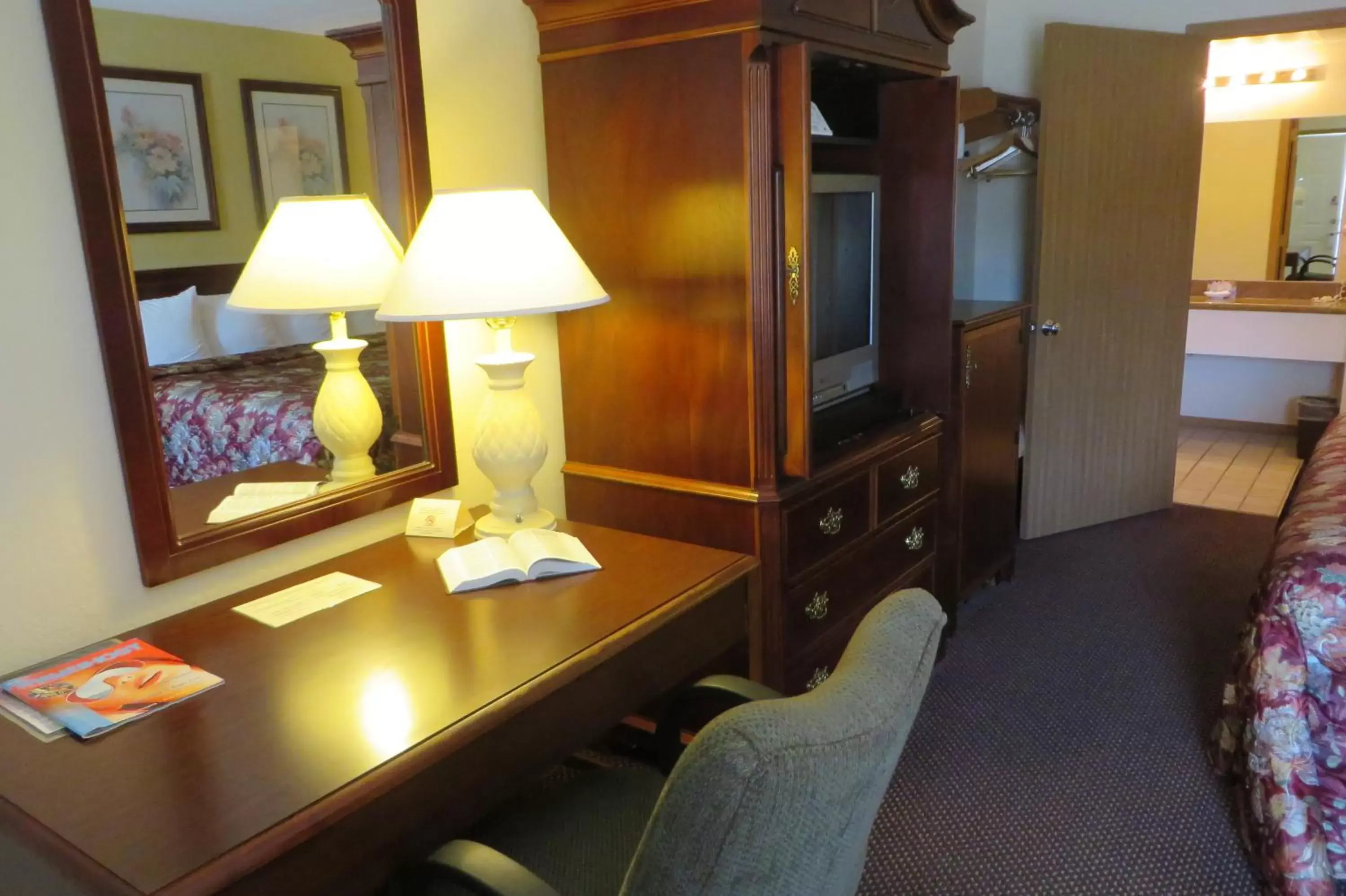 Seating area, TV/Entertainment Center in Carriage House Inn