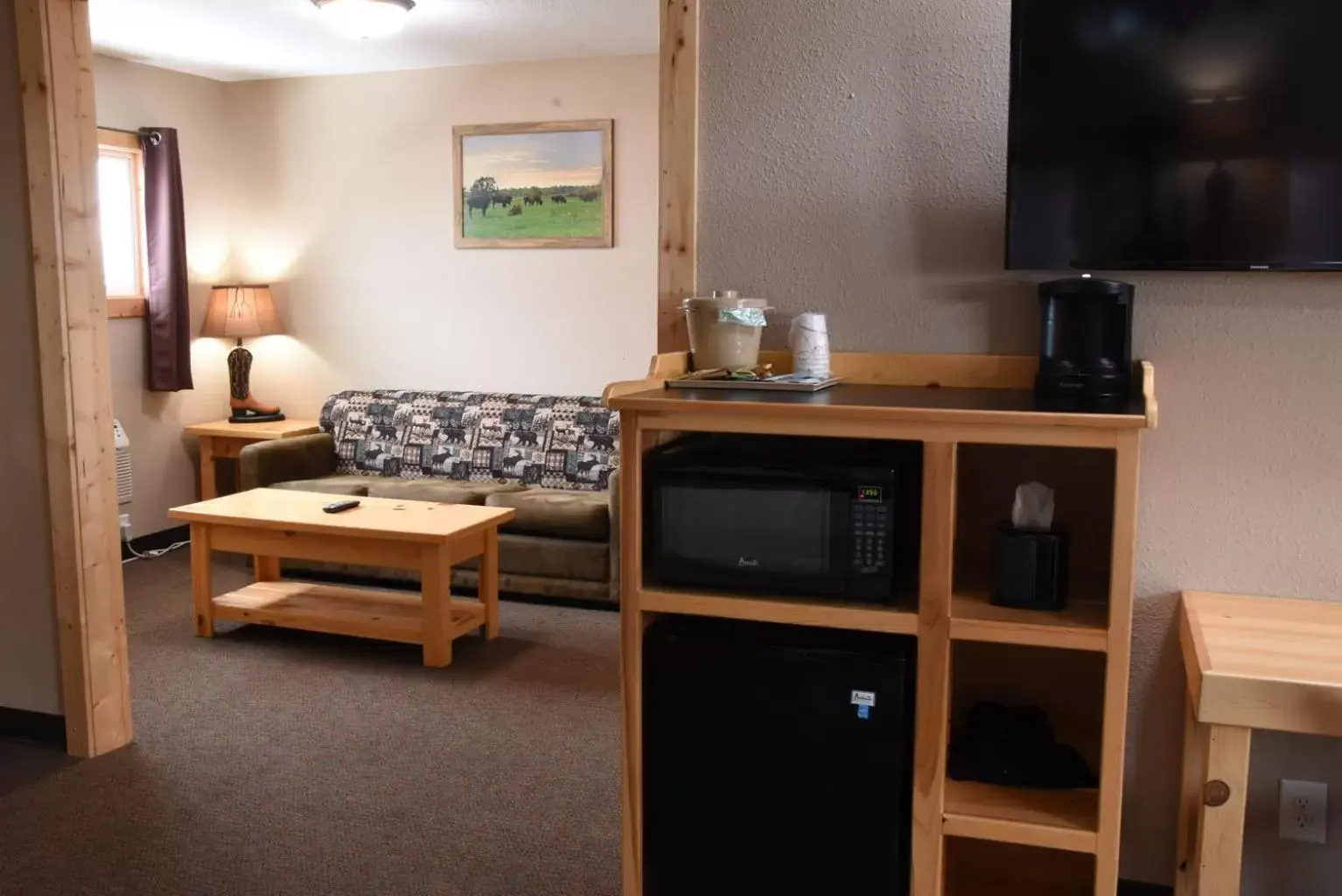 Seating area, TV/Entertainment Center in Woodside Dells Hotel & Suites