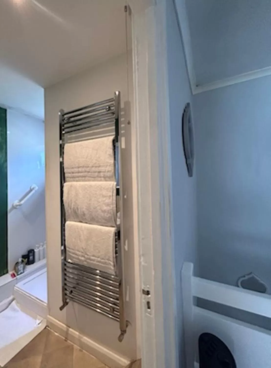 Bathroom in Home from home, close to Redditch hospital & transport links