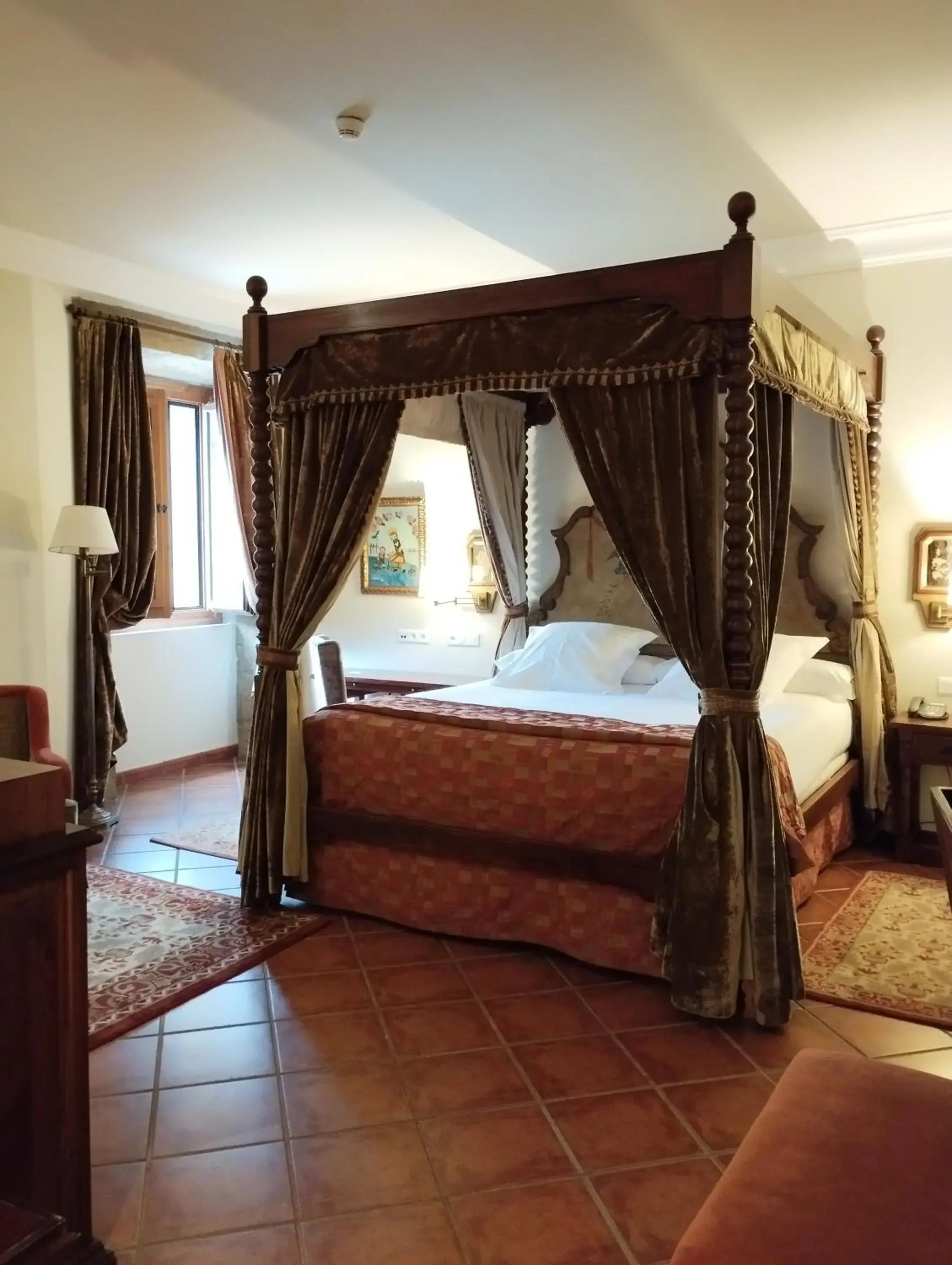 Photo of the whole room, Bed in Parador de Santo Domingo Bernardo de Fresneda