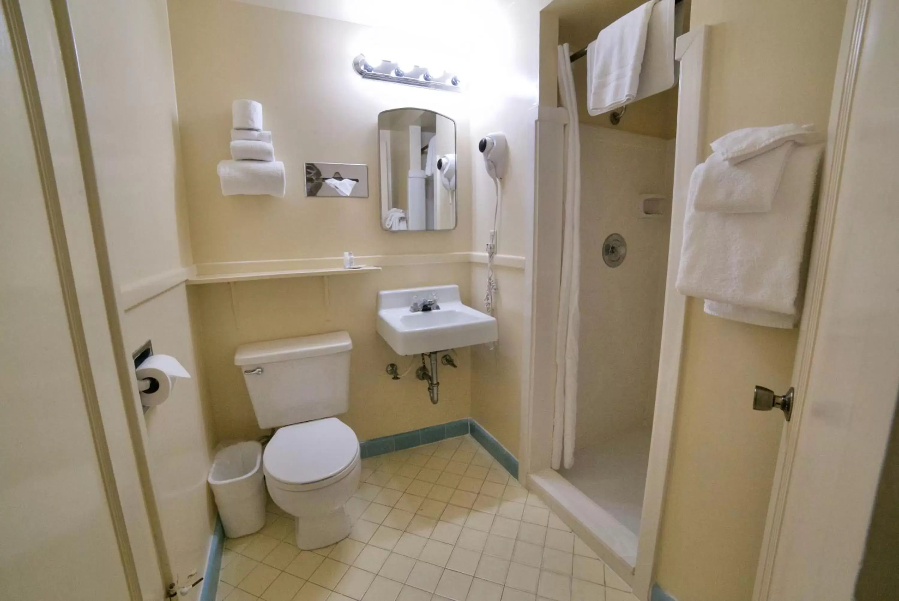 Bathroom in Parry Lodge