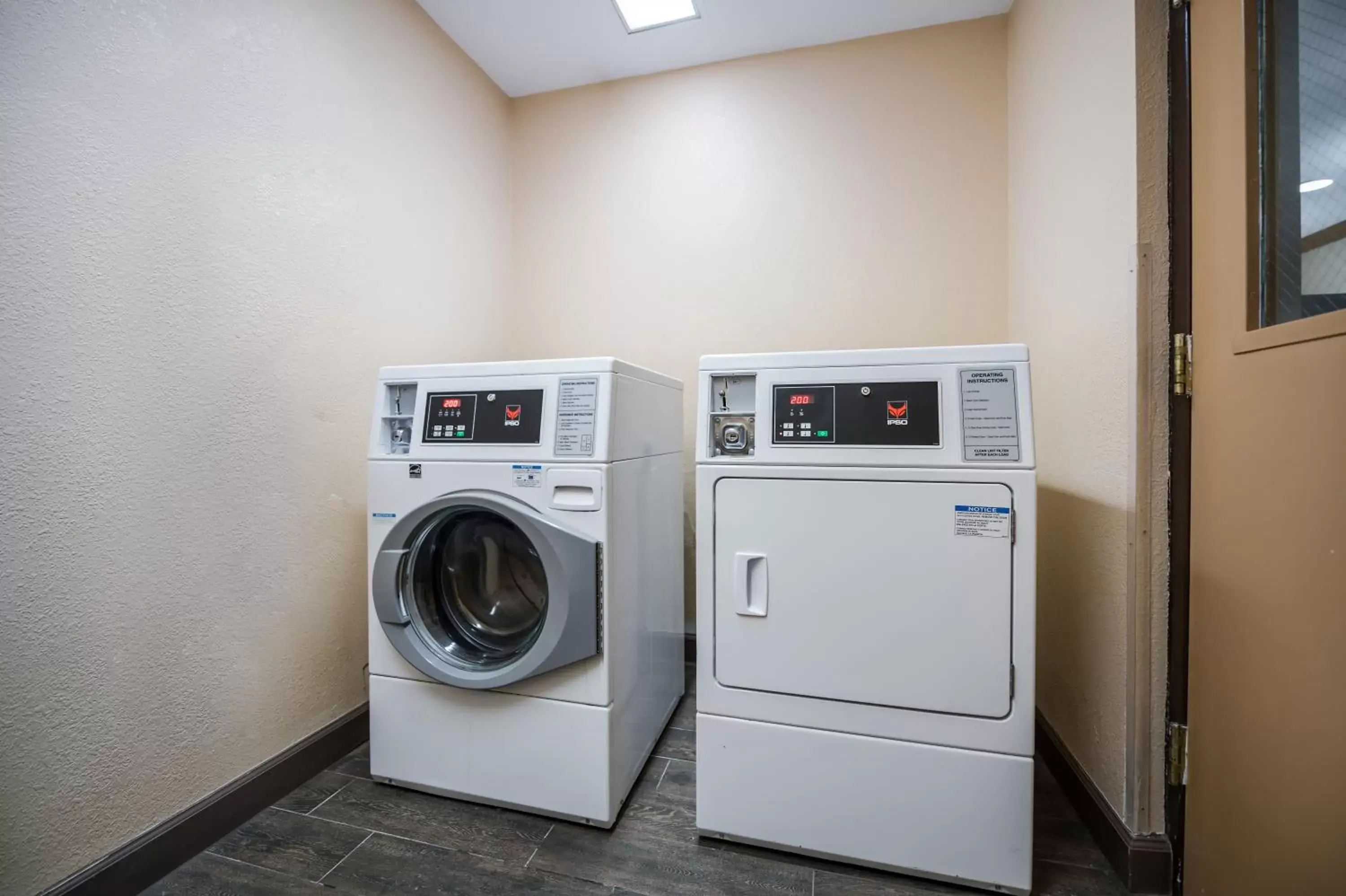 Kitchen/Kitchenette in Quality Inn Jacksonville near Little Rock Air Force Base