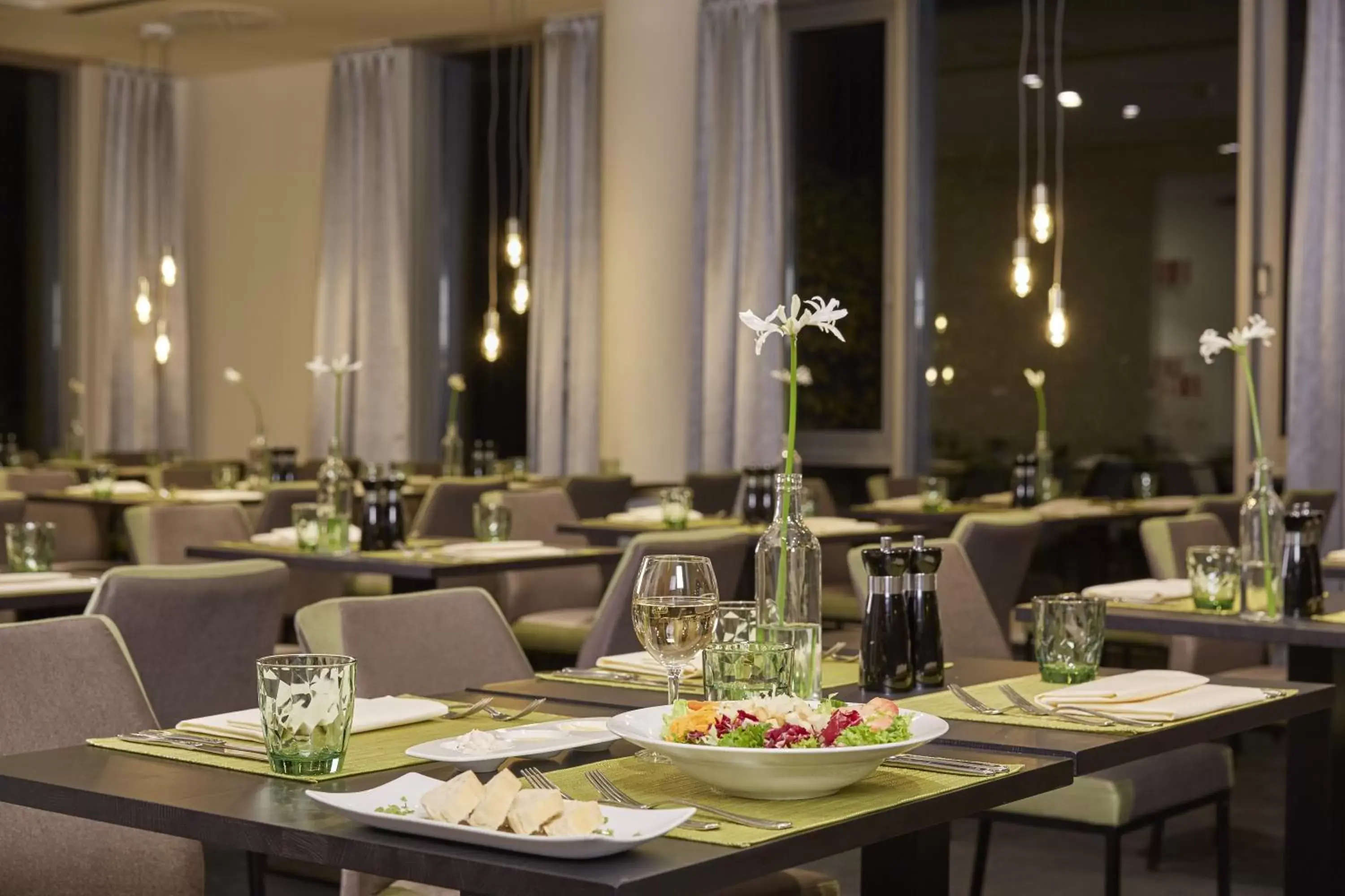 Restaurant/Places to Eat in H4 Hotel Kassel