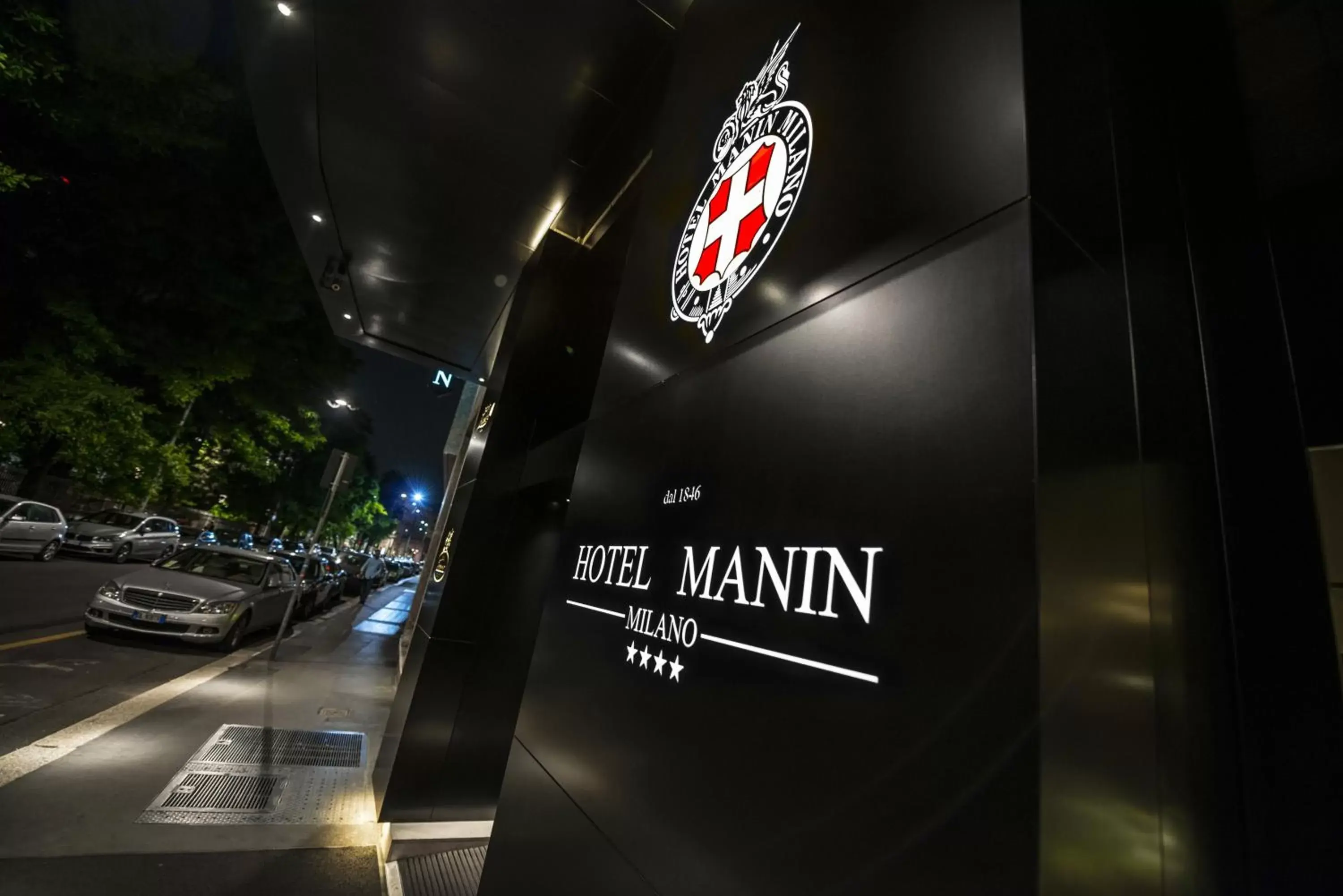 Facade/entrance, Property Logo/Sign in Hotel Manin