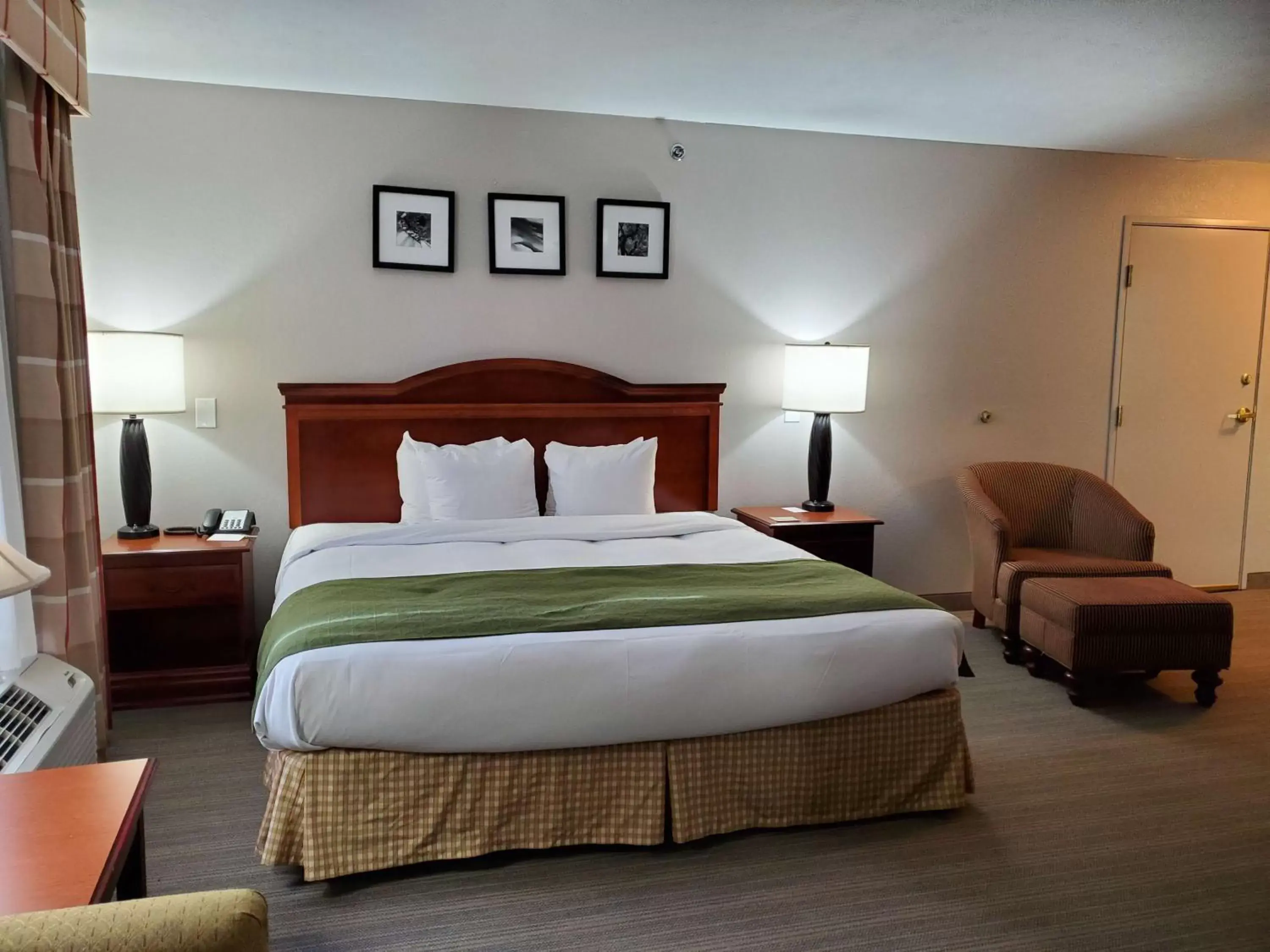 Photo of the whole room, Bed in Country Inn & Suites by Radisson, Paducah, KY