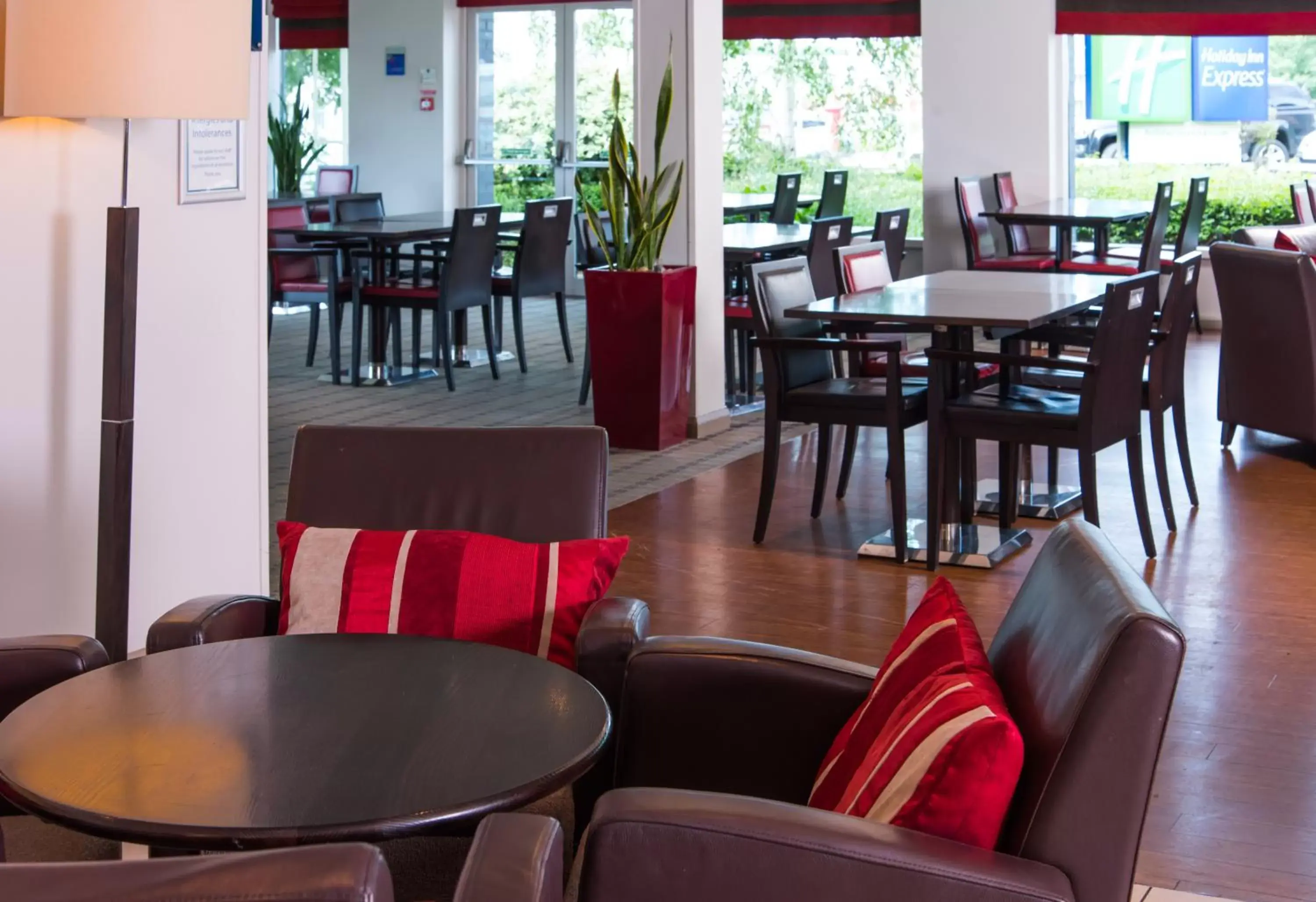 Lounge or bar, Restaurant/Places to Eat in Holiday Inn Express Leeds City Centre, an IHG Hotel