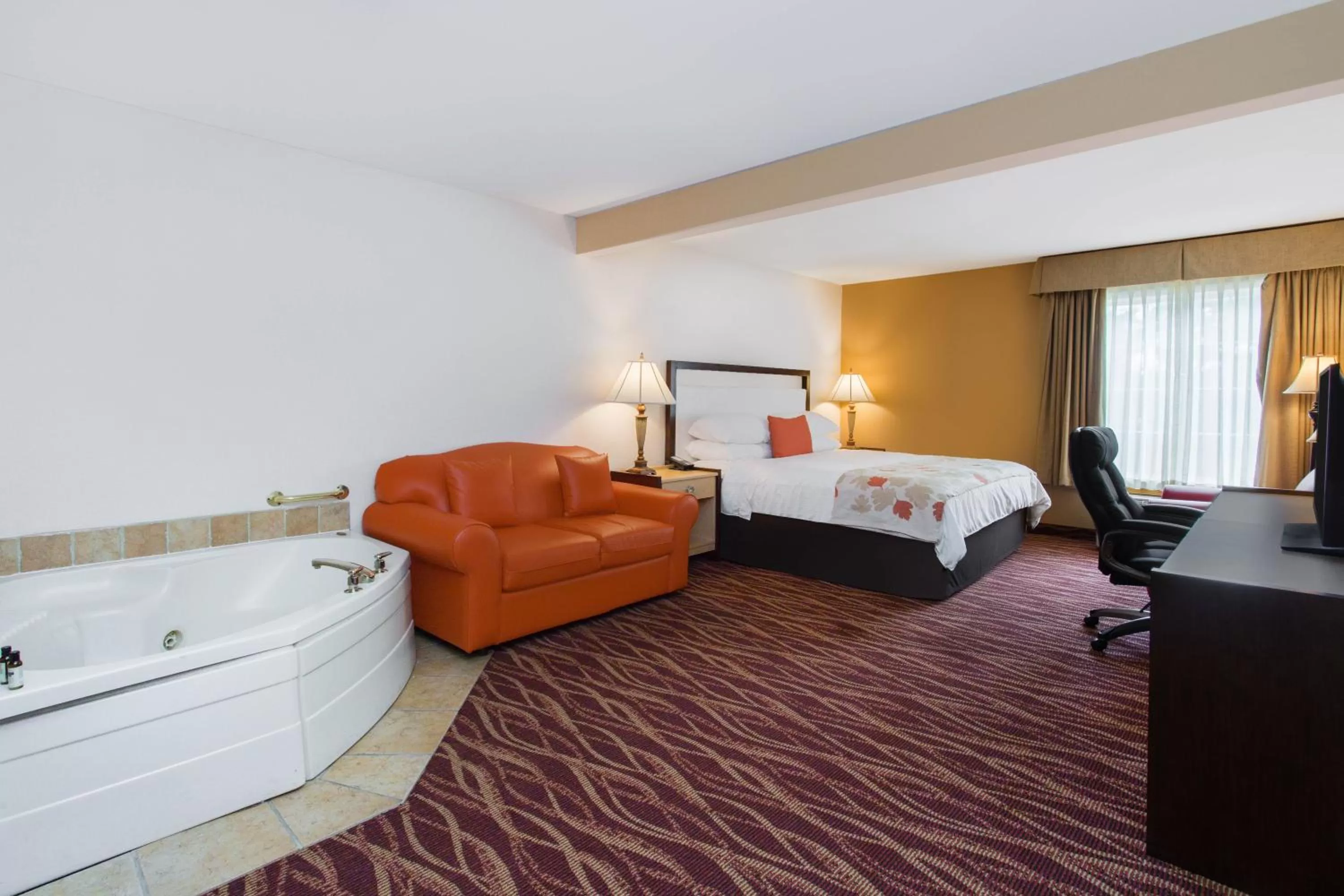 Photo of the whole room, Bed in Hawthorn Suites by Wyndham Allentown-Fogelsville