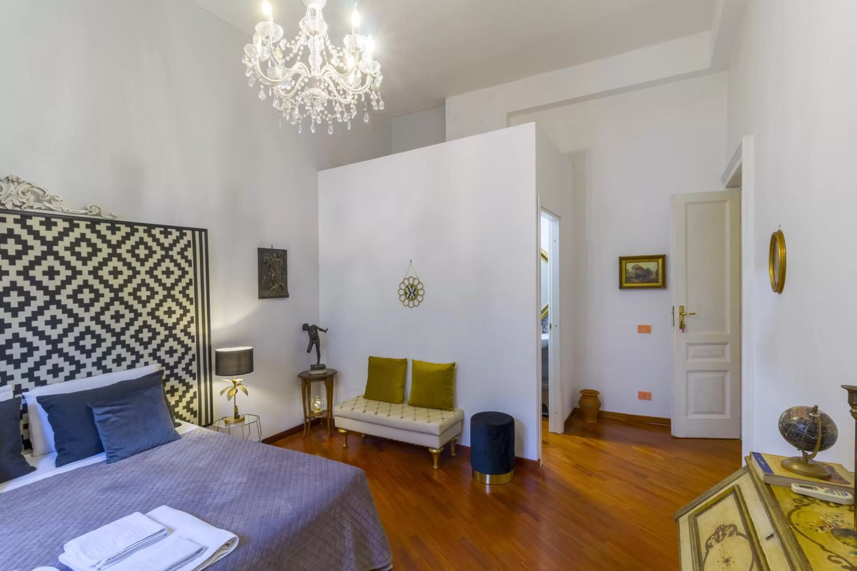 Photo of the whole room in RealPartenope B&B 284