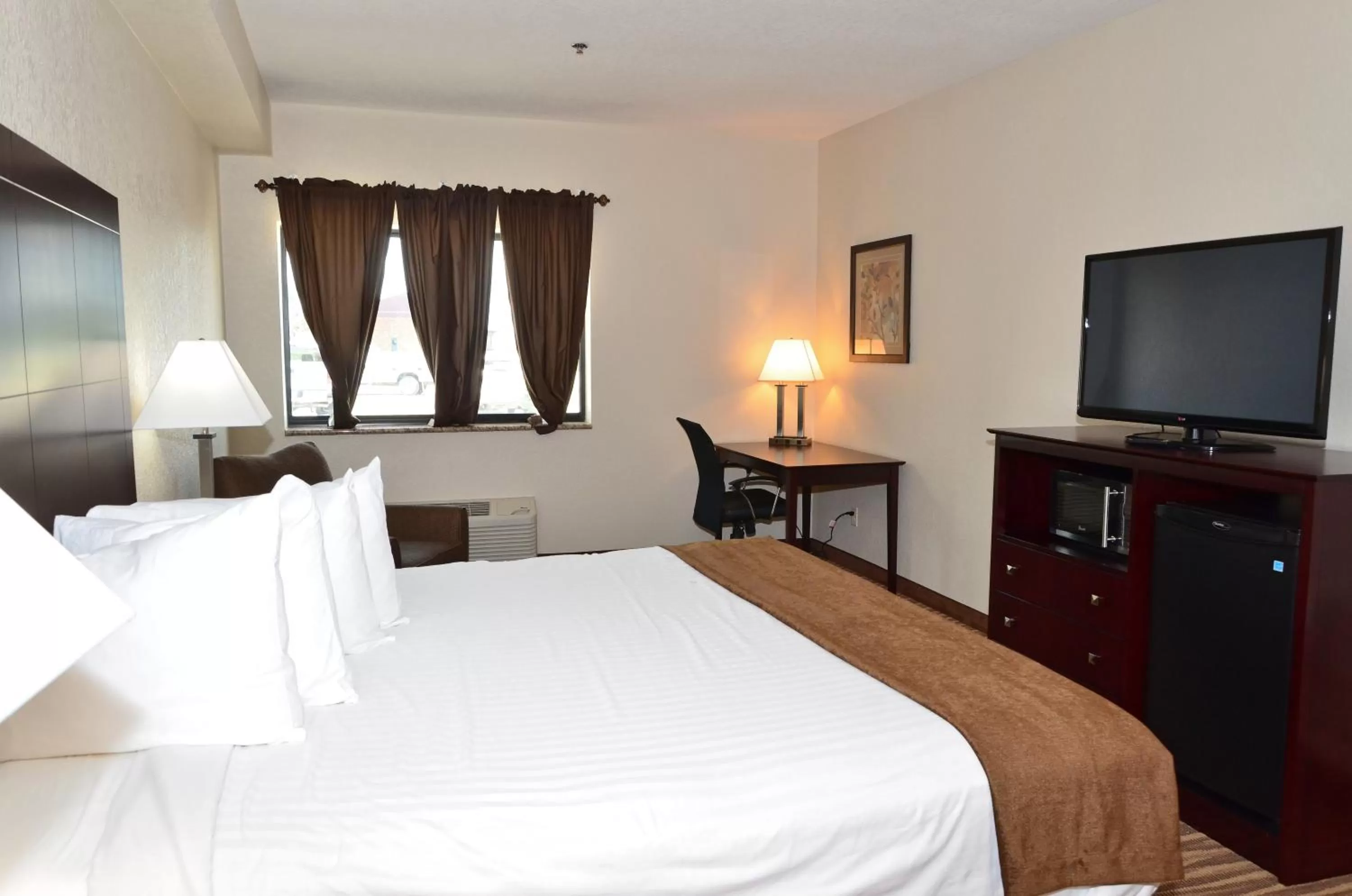 Bed in Cobblestone Inn & Suites - Clarion