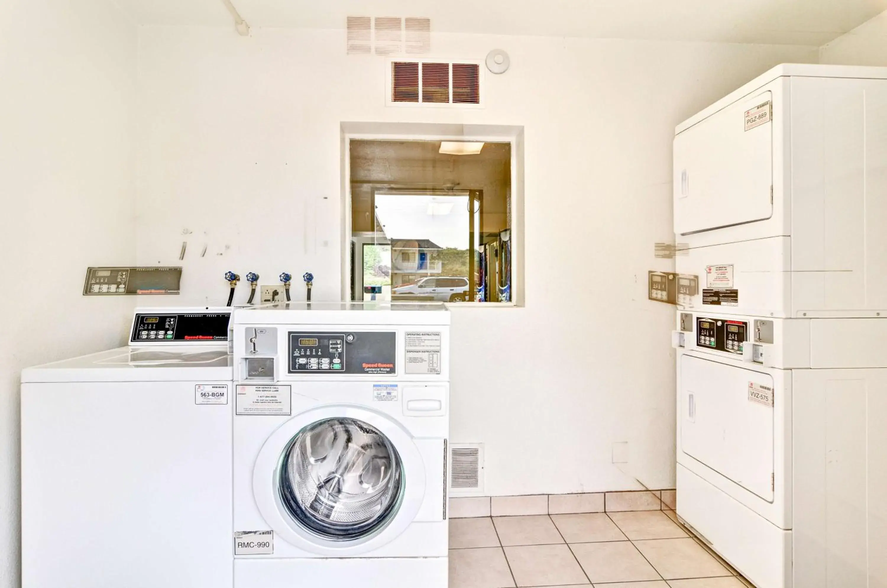 laundry, Kitchen/Kitchenette in Motel 6-Pittsburgh, PA - Crafton
