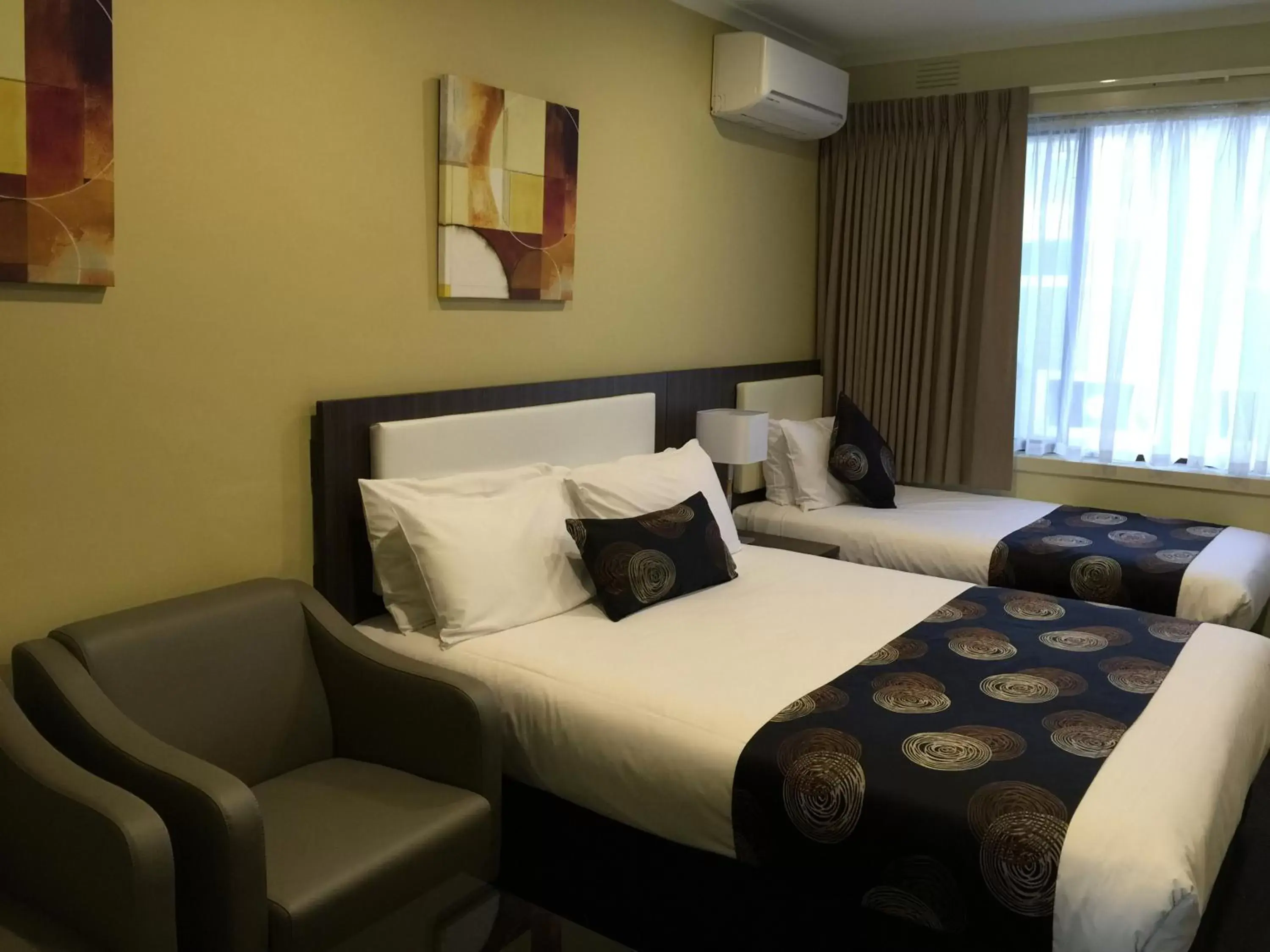 Living room, Bed in Park Squire Motor Inn & Serviced Apartments