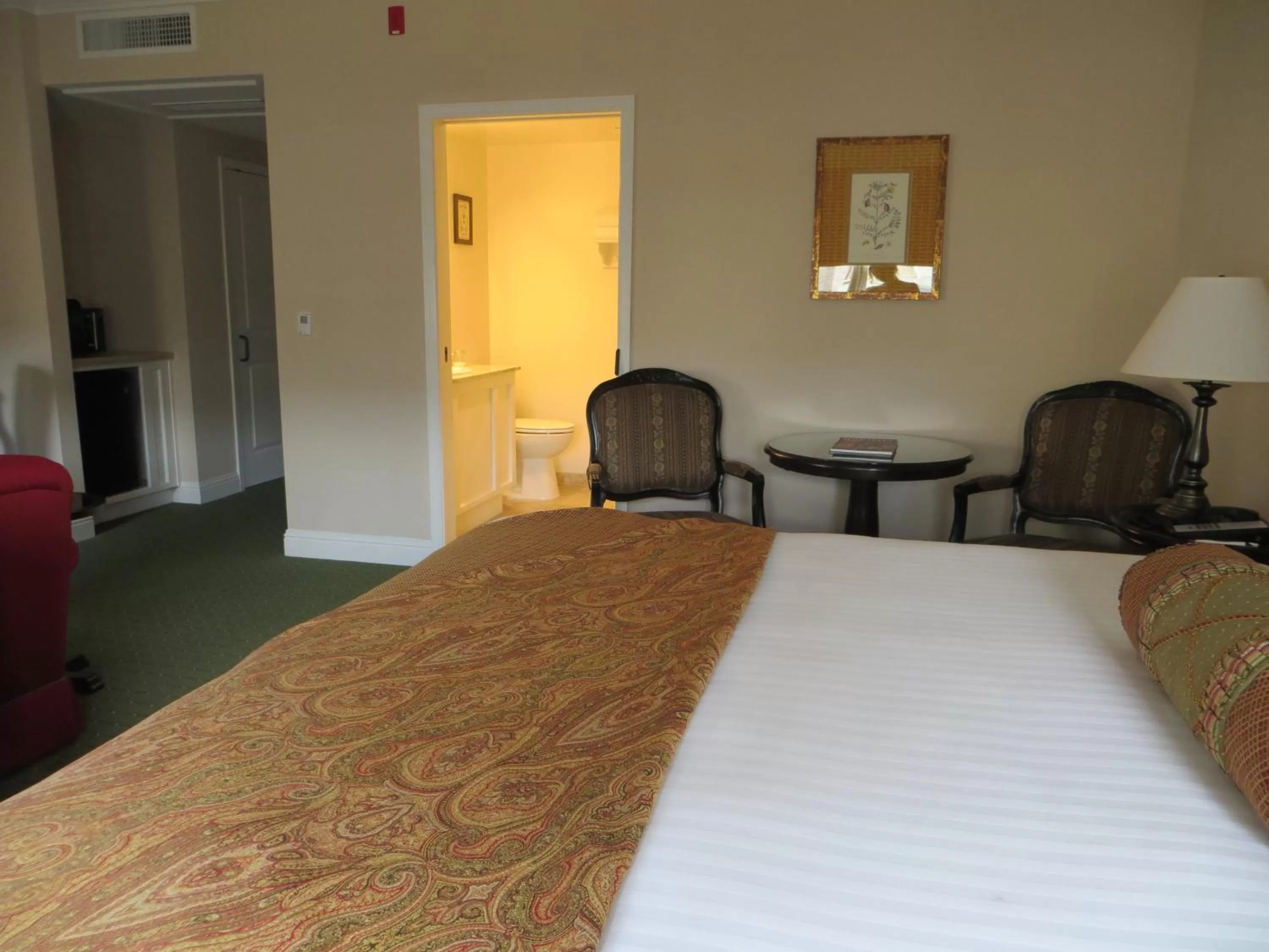 Seating area, Bed in The Monterey Hotel
