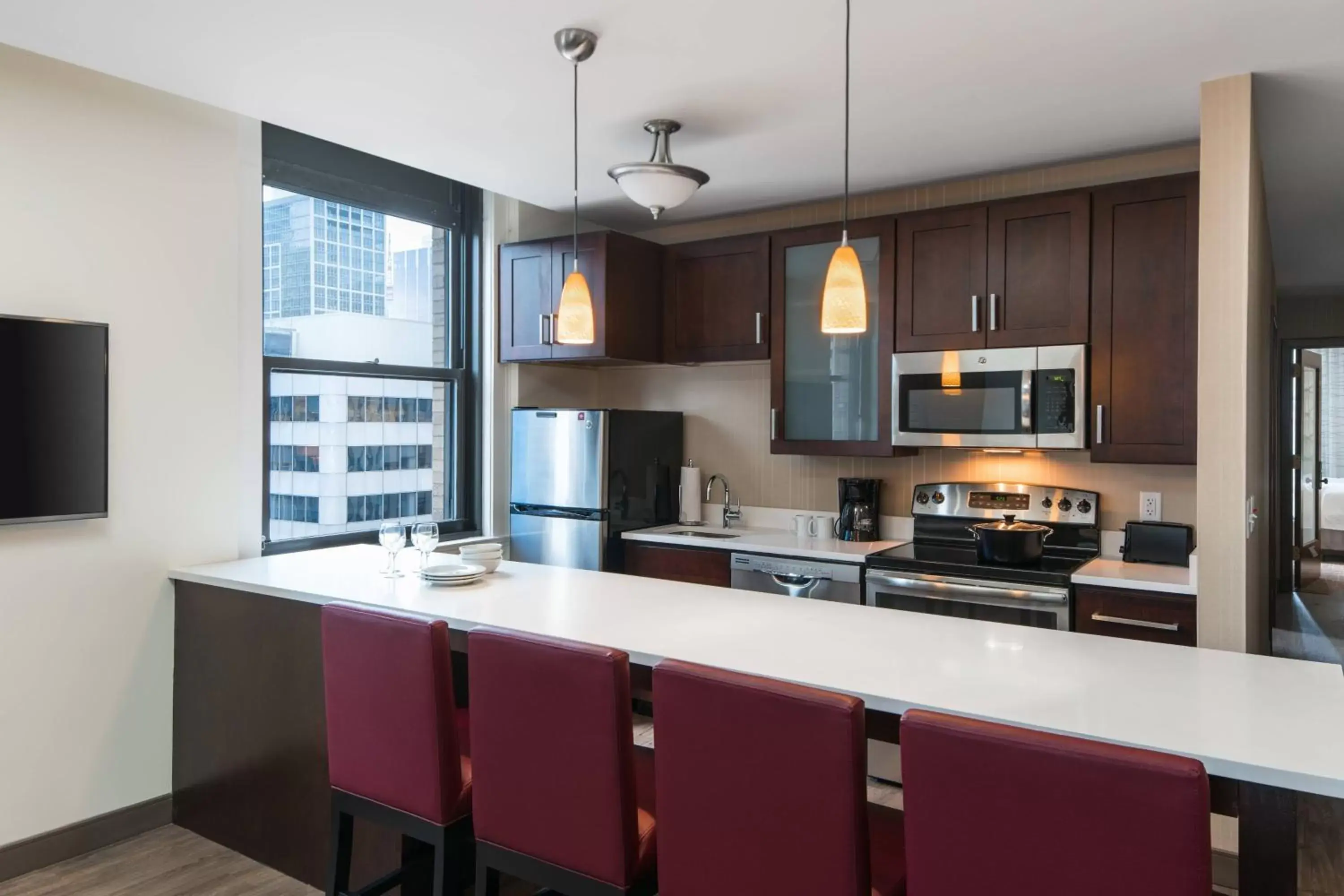Bedroom, Kitchen/Kitchenette in Residence Inn by Marriott Chicago Downtown/Loop