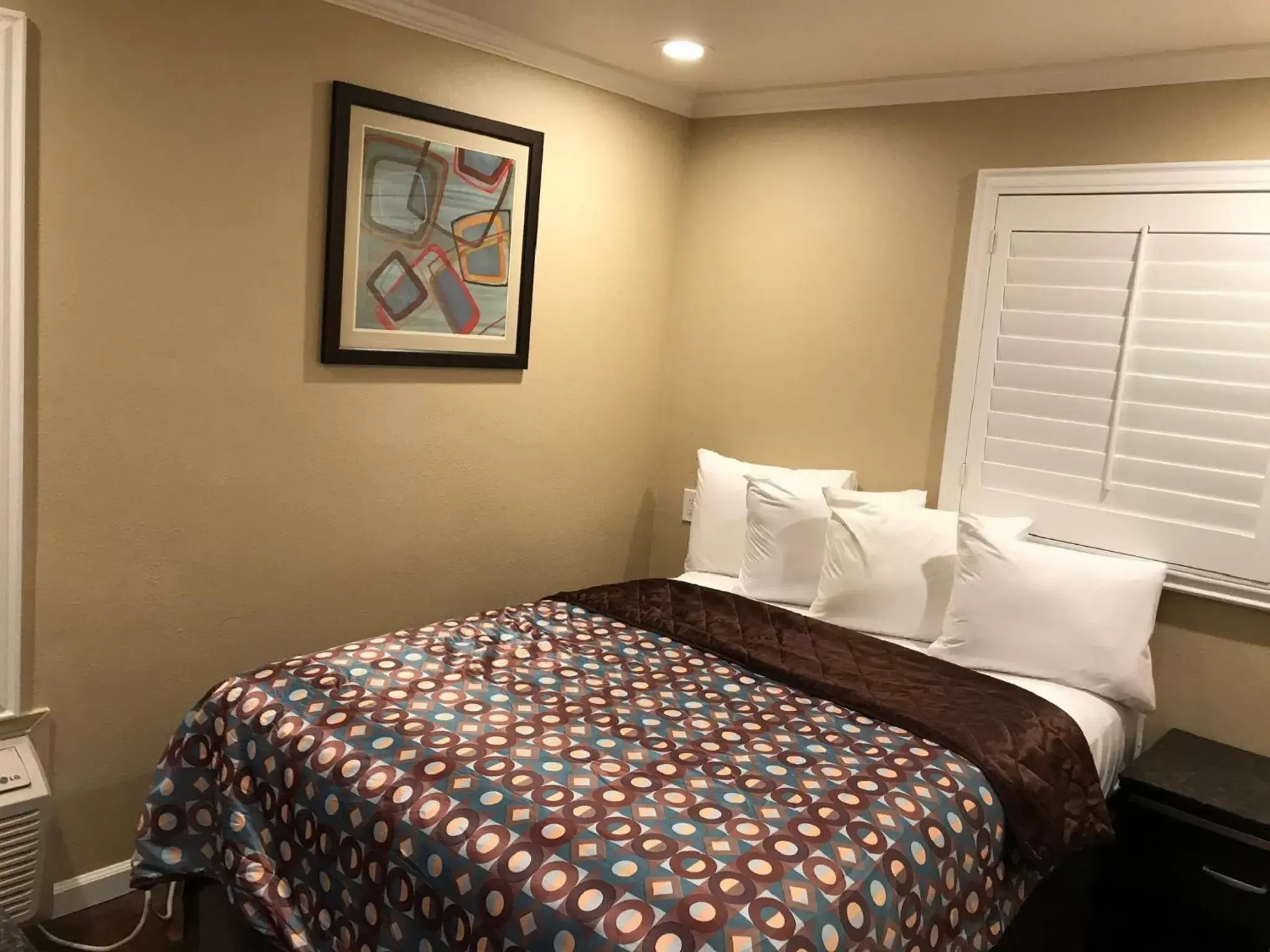 Bedroom, Bed in Berkshire Motor Hotel
