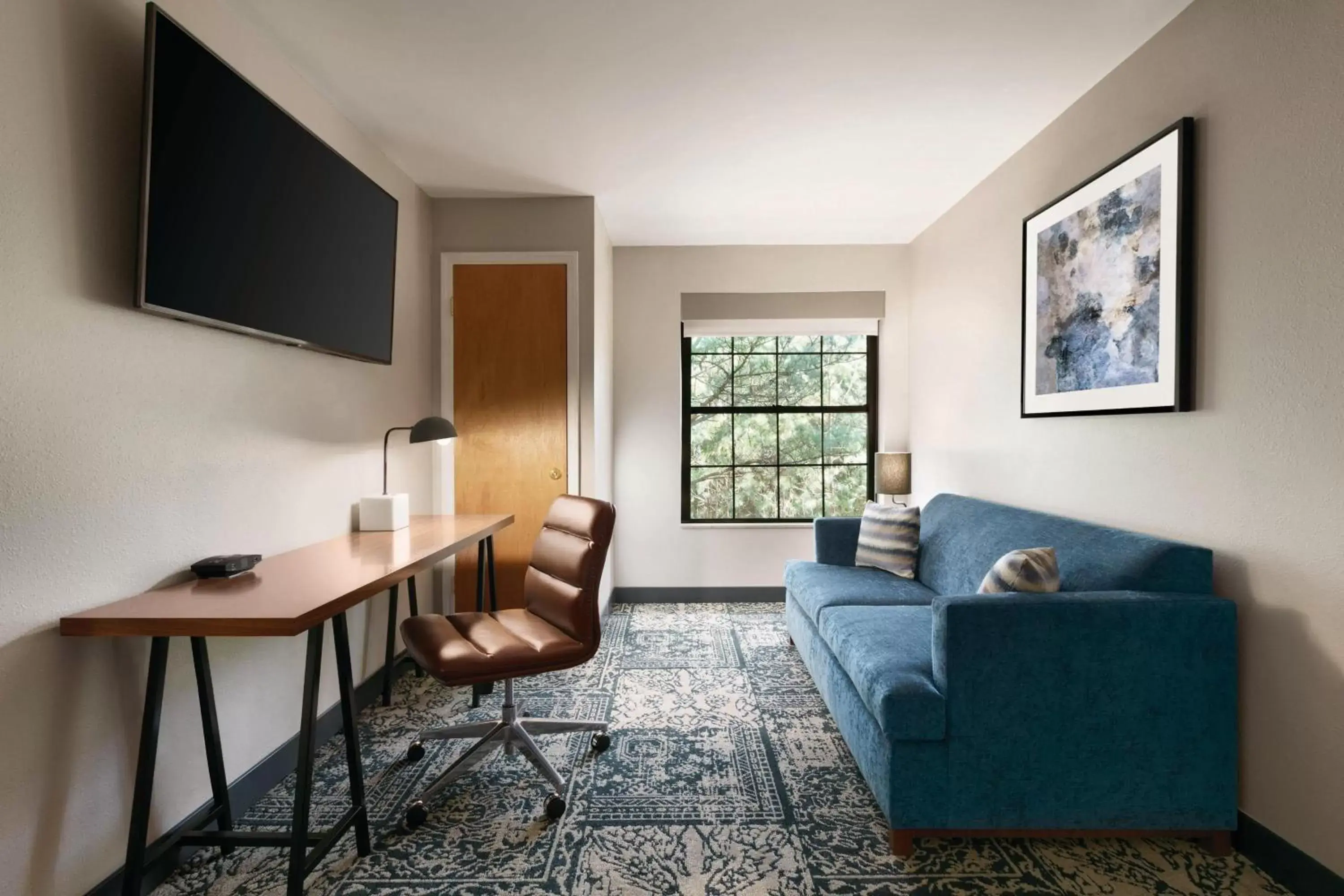 Living room, Seating Area in Four Points by Sheraton Raleigh Arena