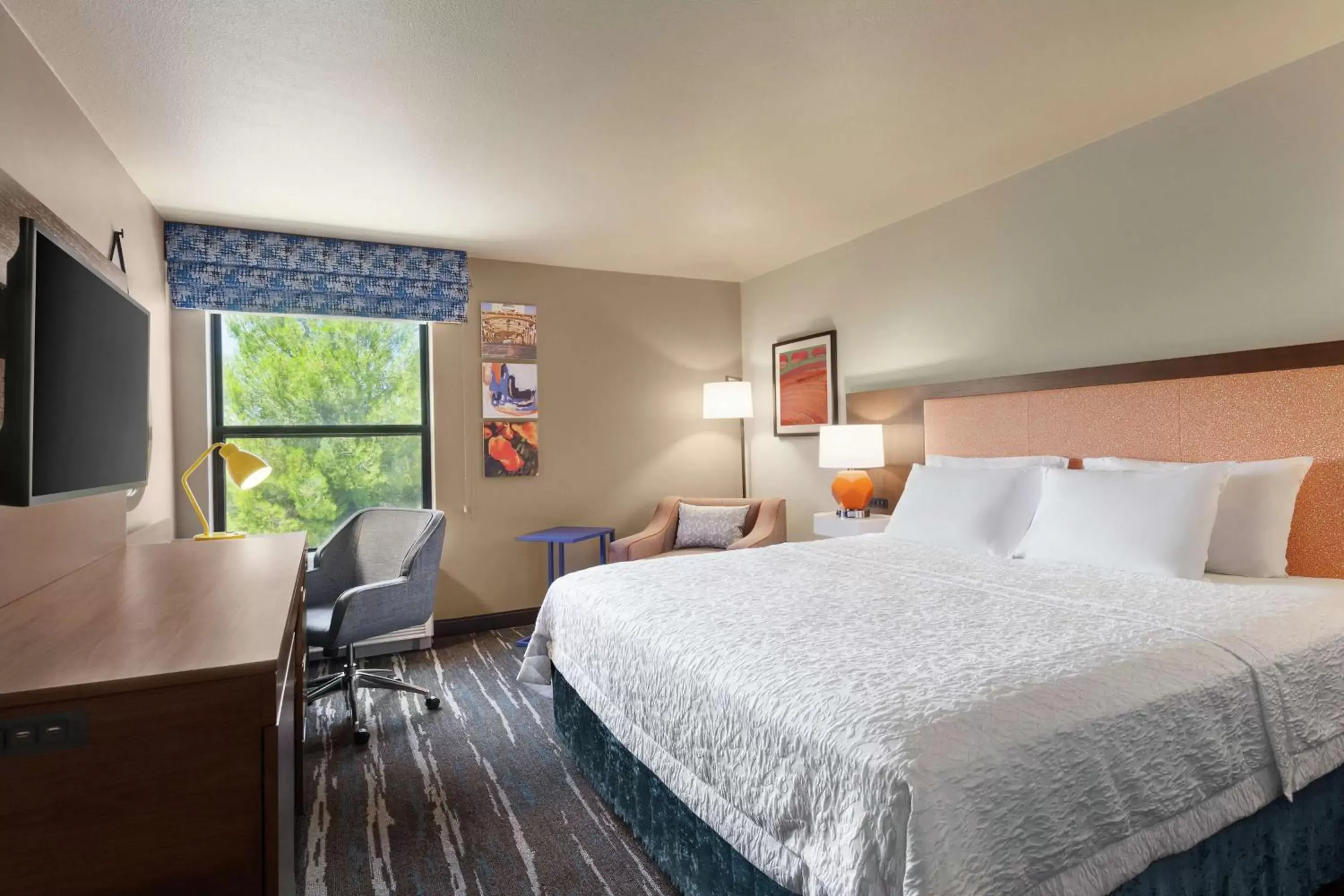 Bed in Hampton Inn Sacramento/Rancho Cordova Bed in Hampton Inn Sacramento/Rancho Cordova