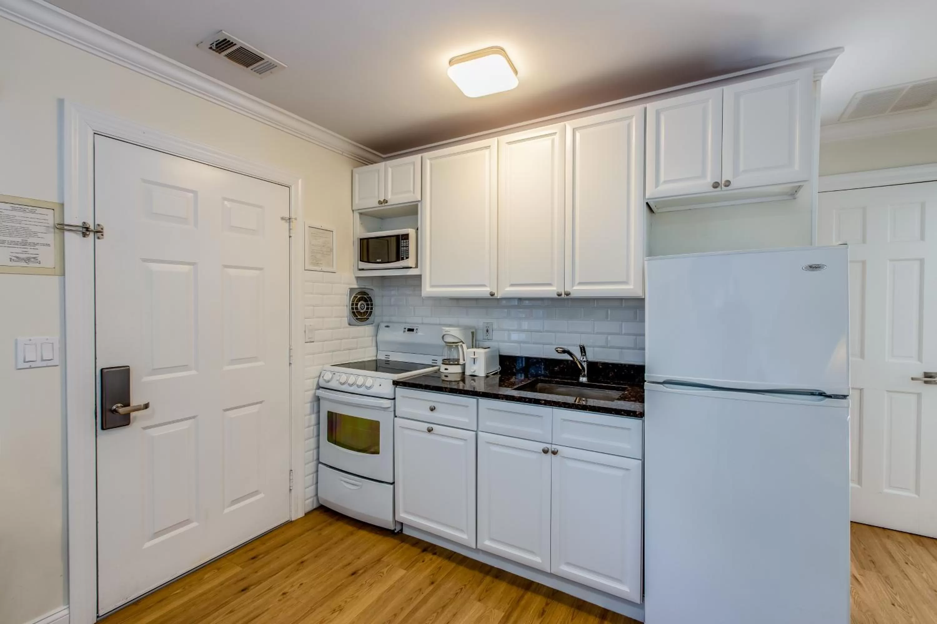 Kitchen/Kitchenette in Colonial Shores Resort