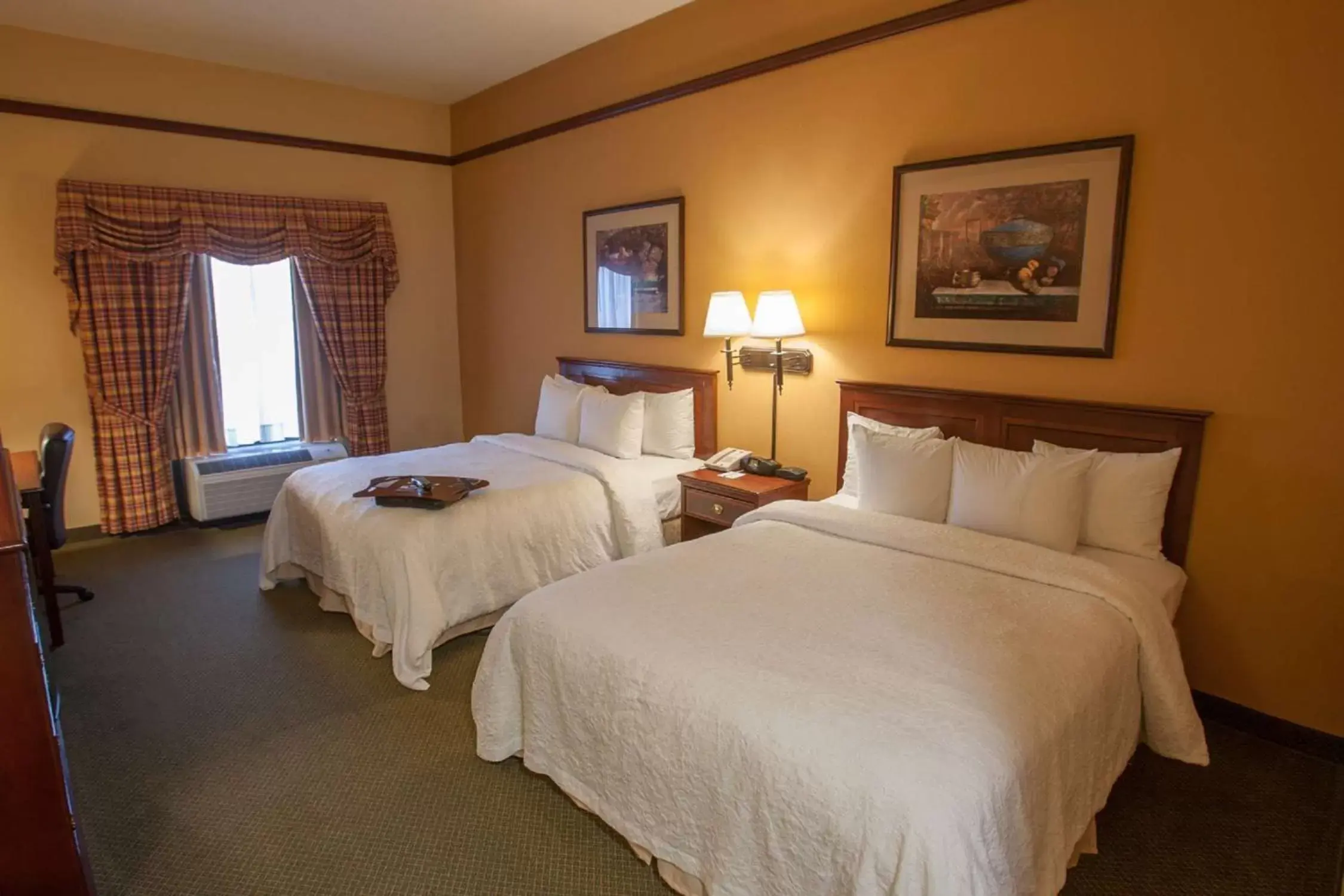 Bed in Hampton Inn & Suites Stillwater