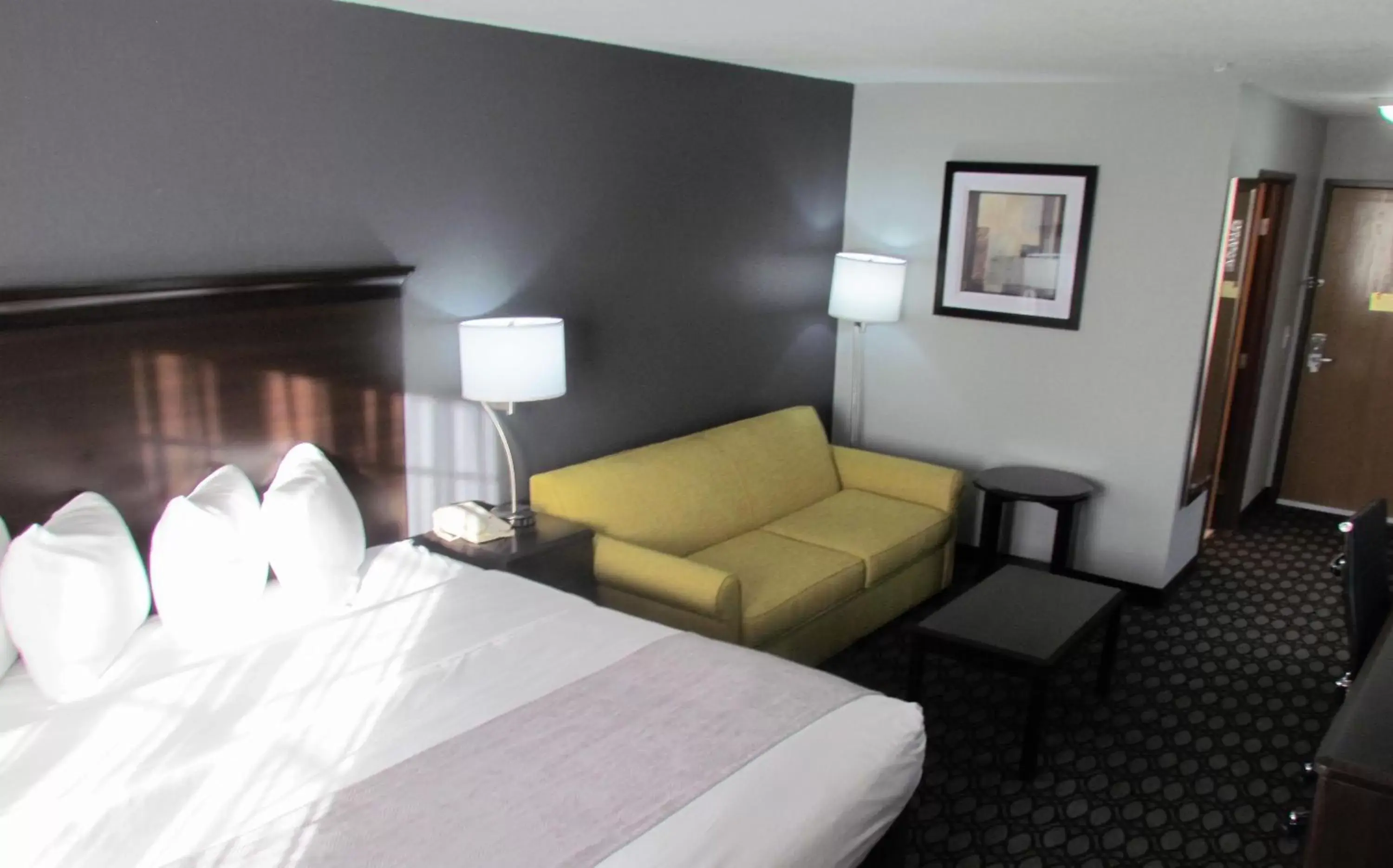 Bed, Seating Area in Oak Hill Inn & Suites