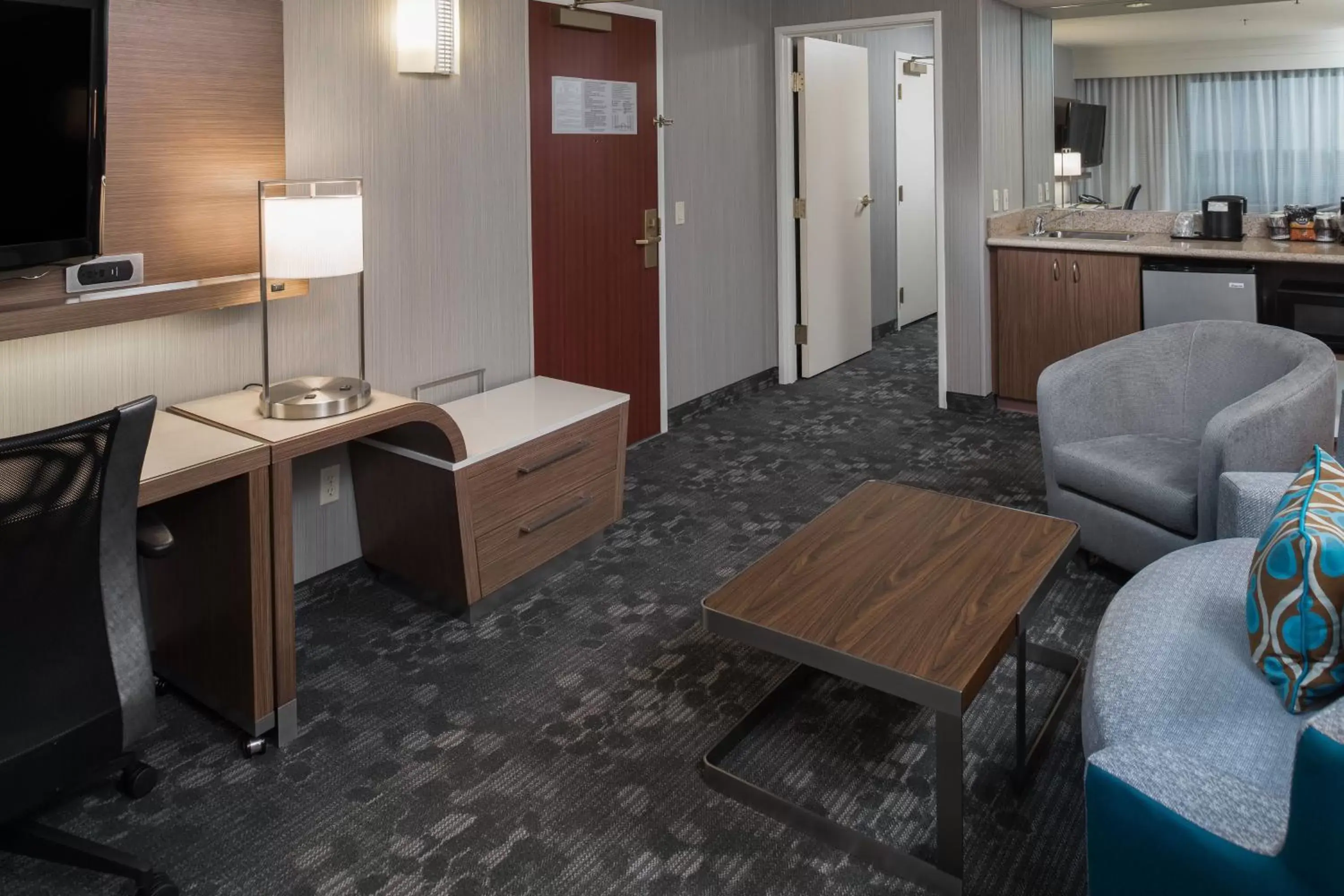 Living room, Kitchen/Kitchenette in Courtyard by Marriott Vacaville