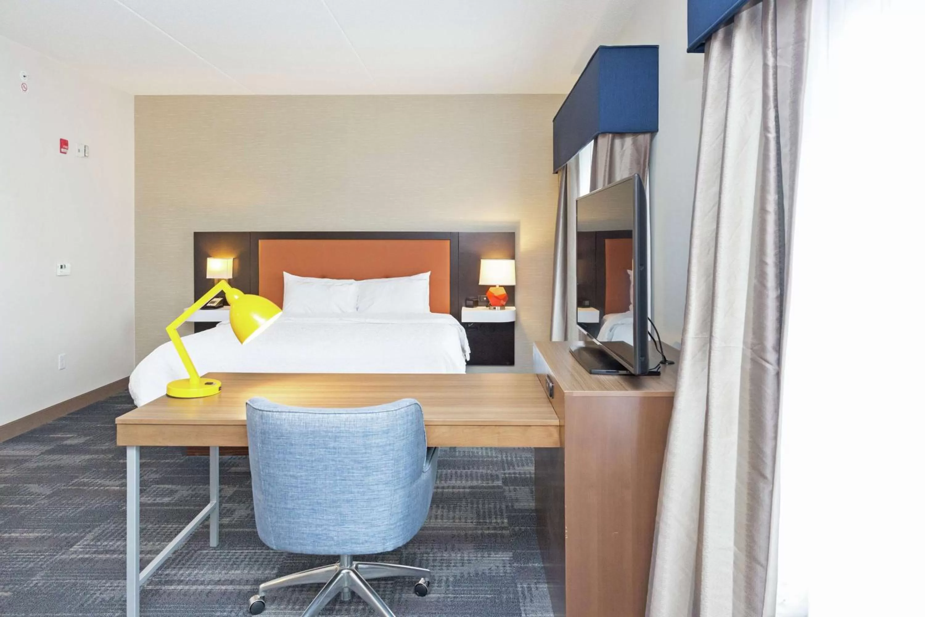 Bed in Hampton Inn & Suites Morgantown / University Town Centre