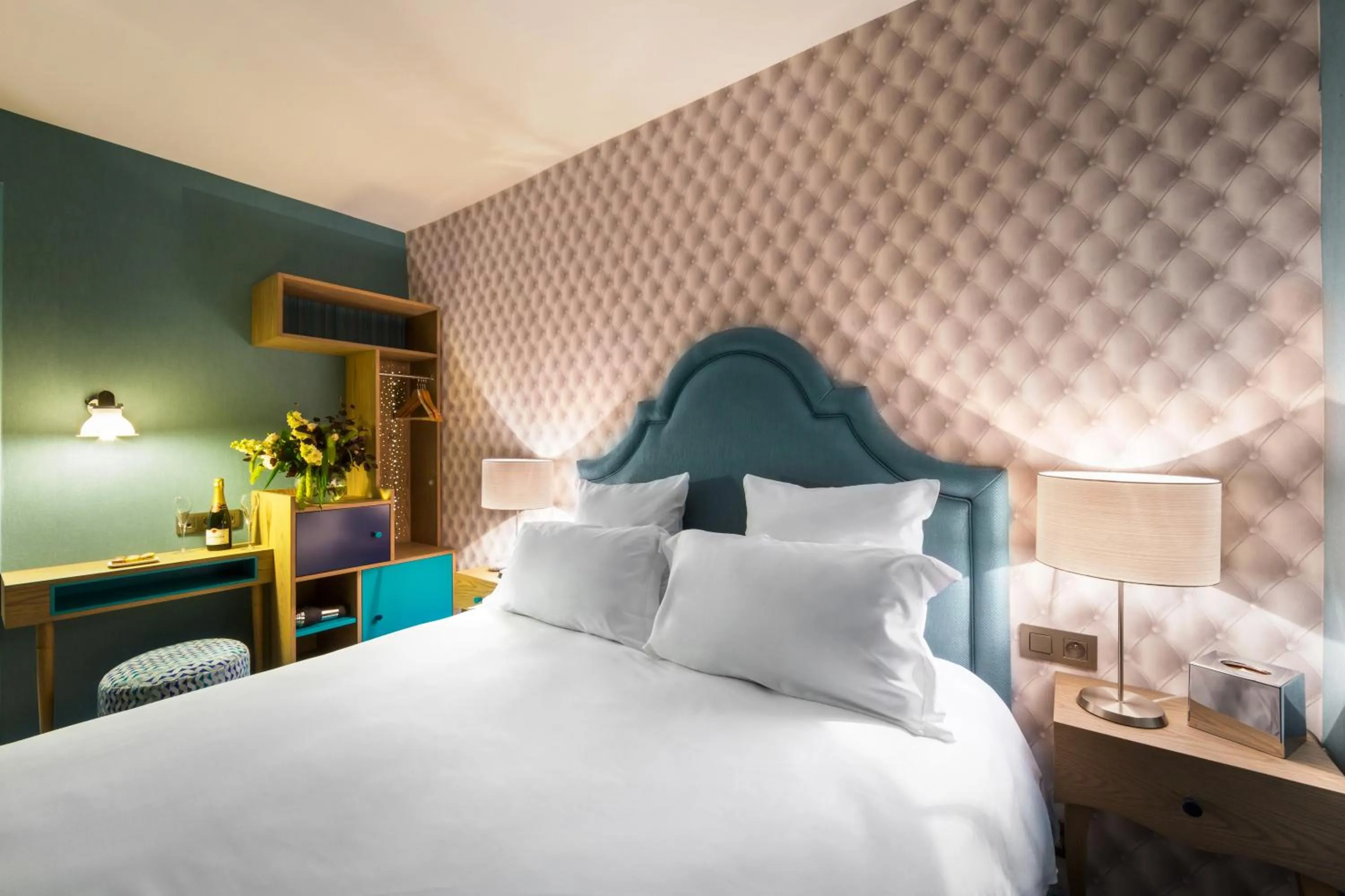 Bedroom, Bed in Hôtel La Parizienne - Proche Montparnasse