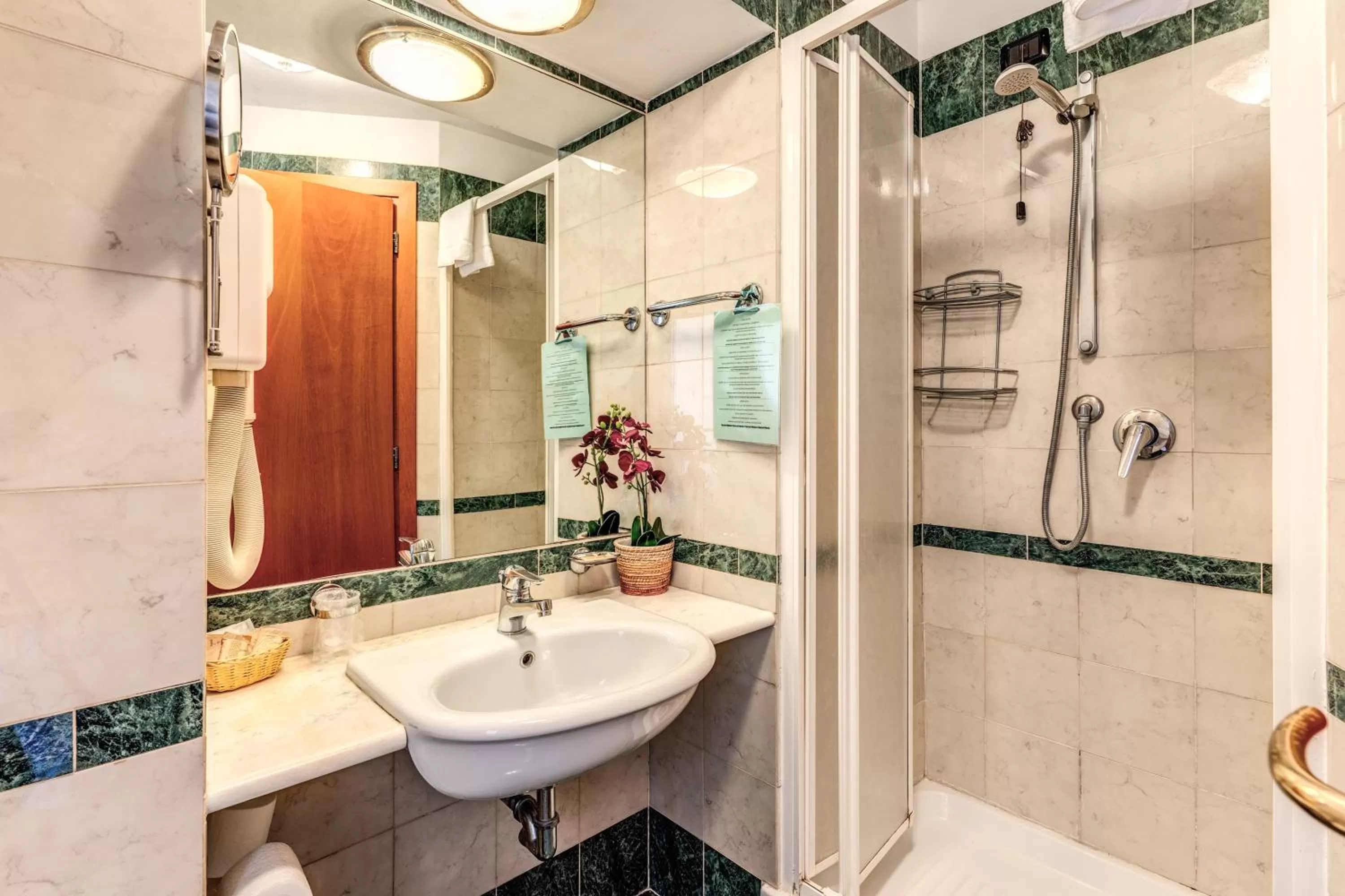 Bathroom in Hotel Orlanda