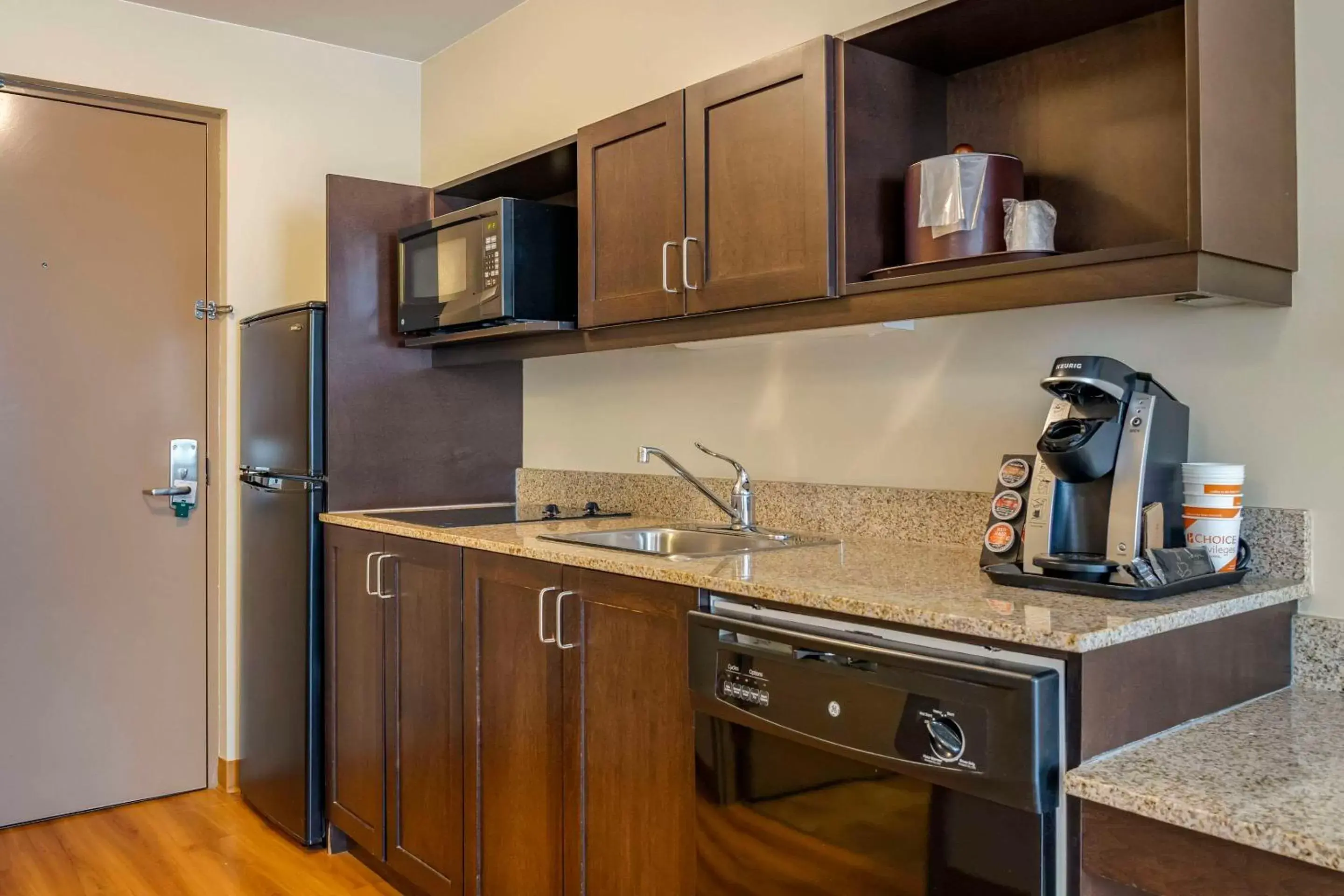 Bedroom, Kitchen/Kitchenette in Quality Inn Winkler