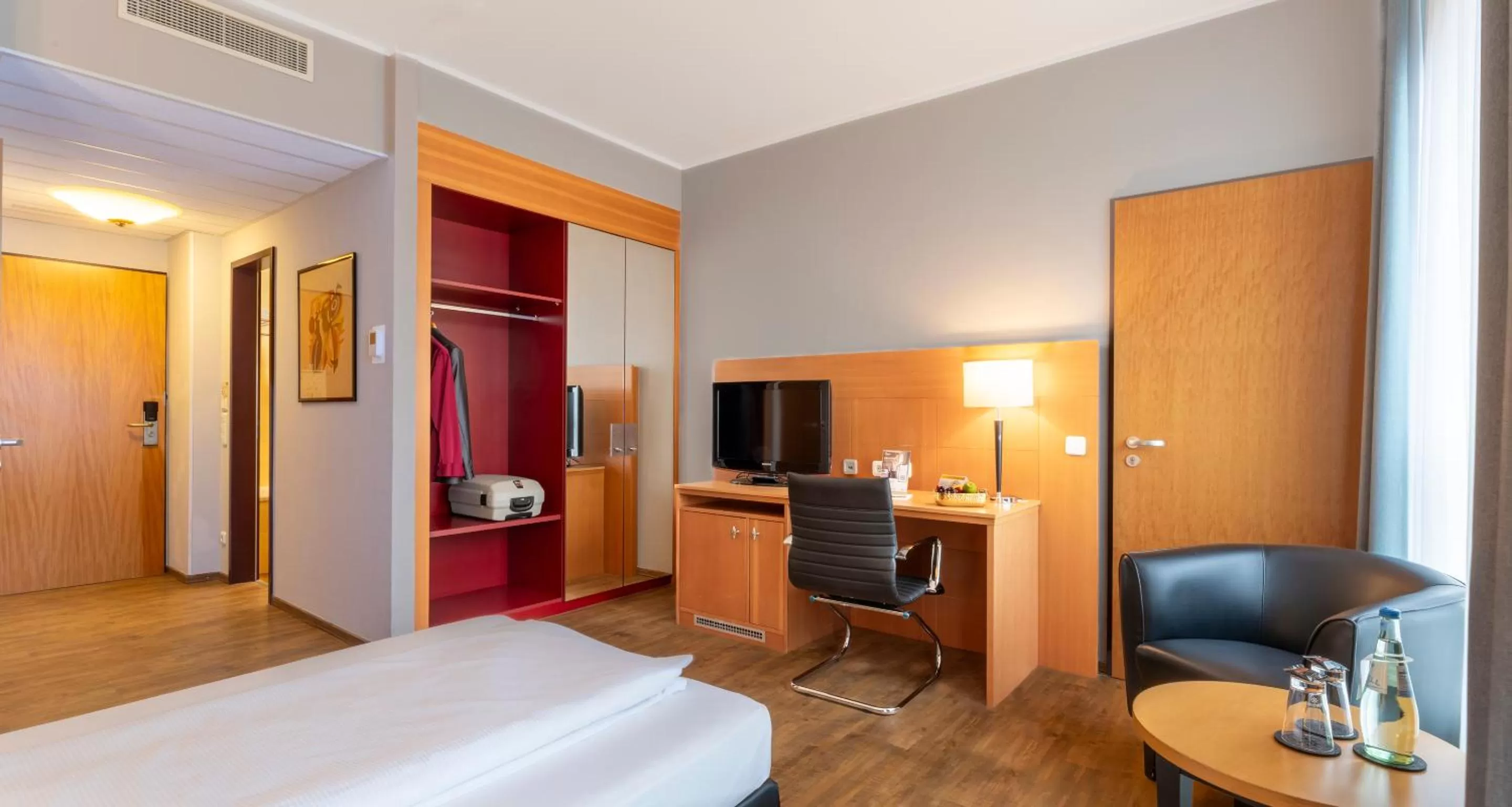 Photo of the whole room, Bed in PLAZA Premium Köln