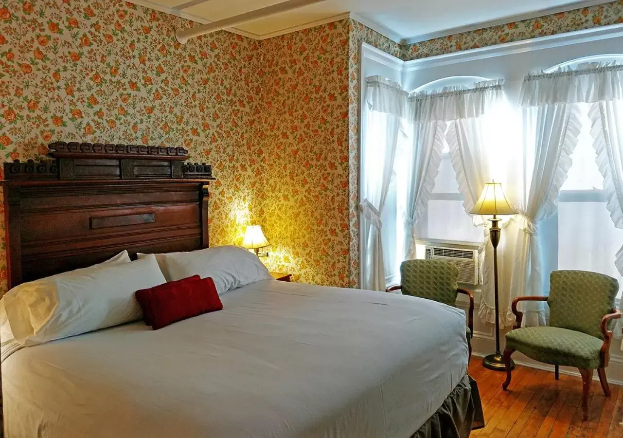 Bedroom, Bed in Thayers Inn Bedroom, Bed in Thayers Inn