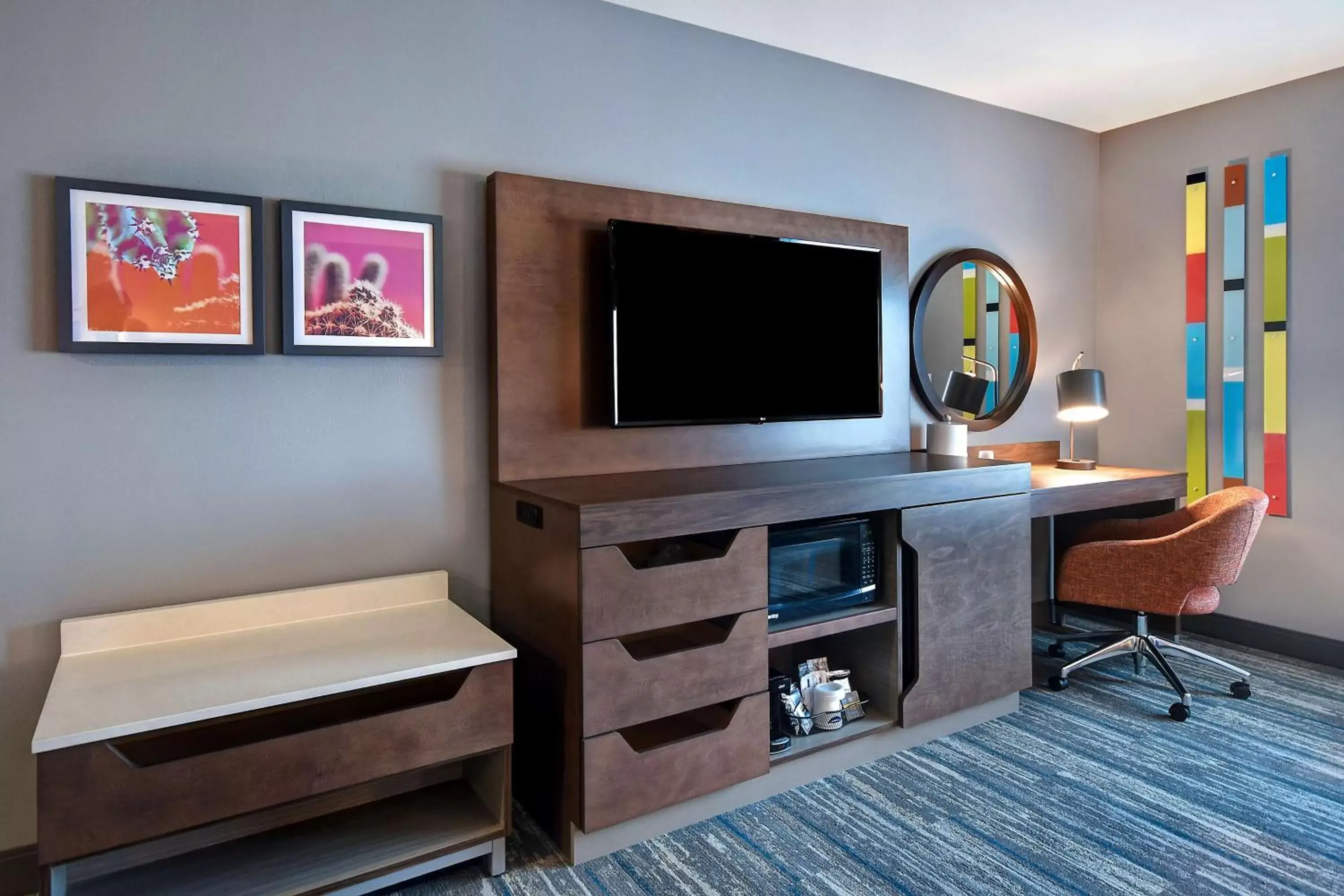 Bedroom, TV/Entertainment Center in Hampton Inn & Suites Las Vegas Convention Center - No Resort Fee